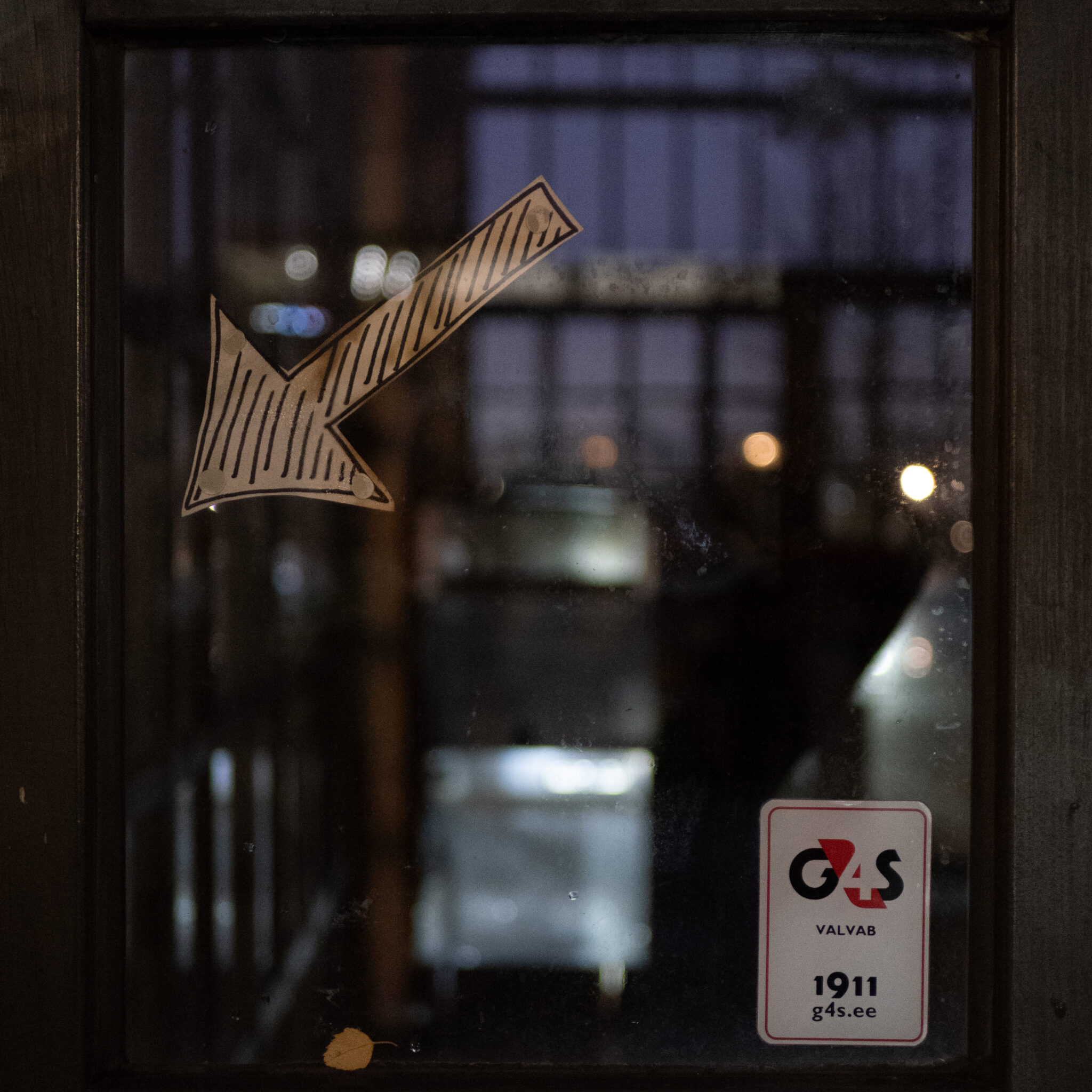 Noolekleebis aknal koos klaasil oleva sildiga.