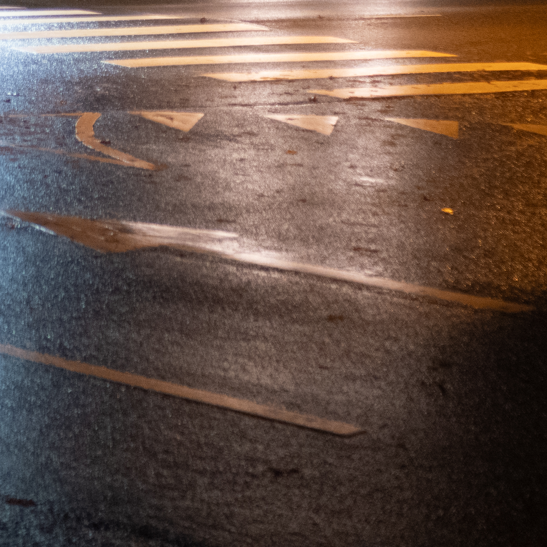 Märg tänav öösel ülekäigurajaga.