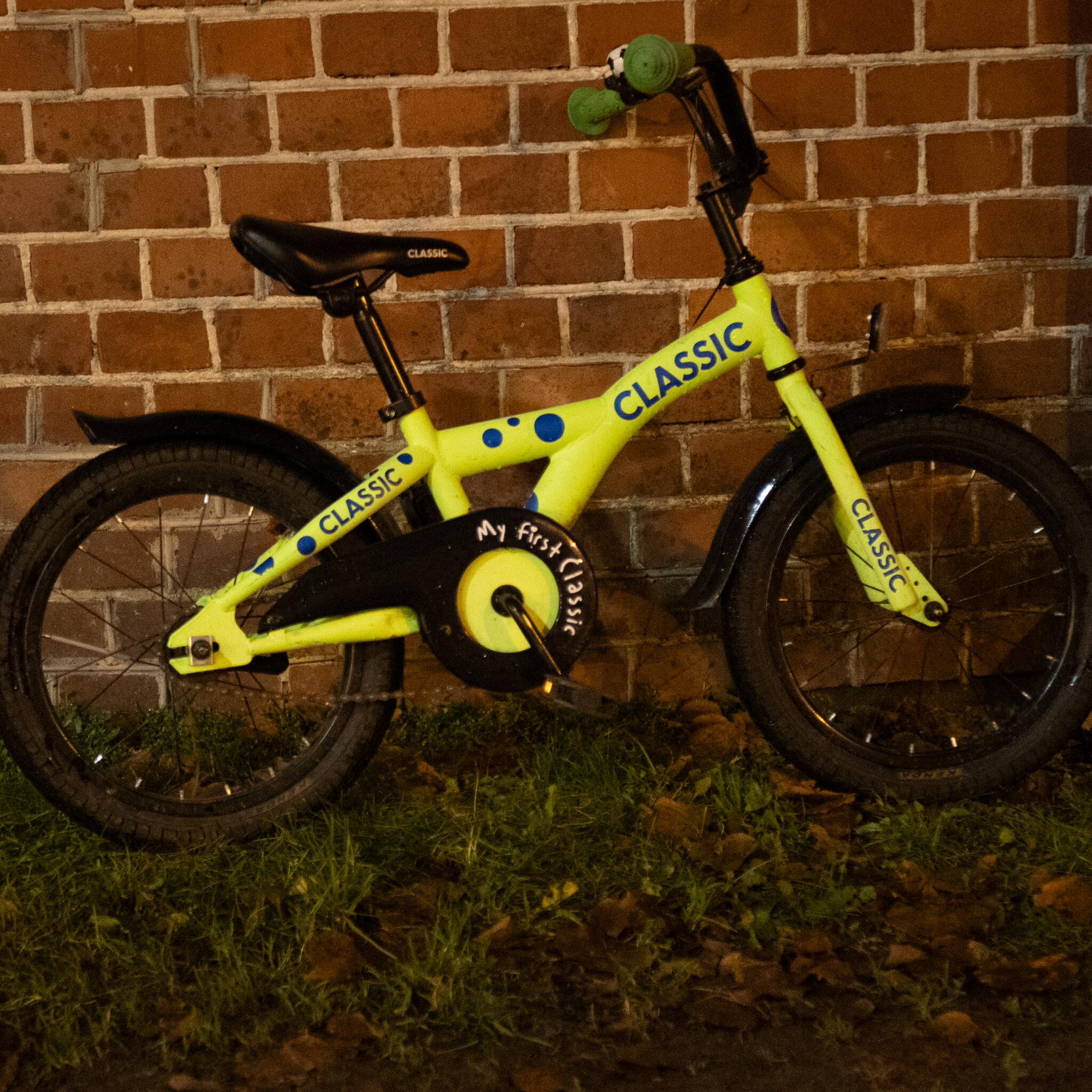 Kollane jalgratas kirjaga My First Classic.