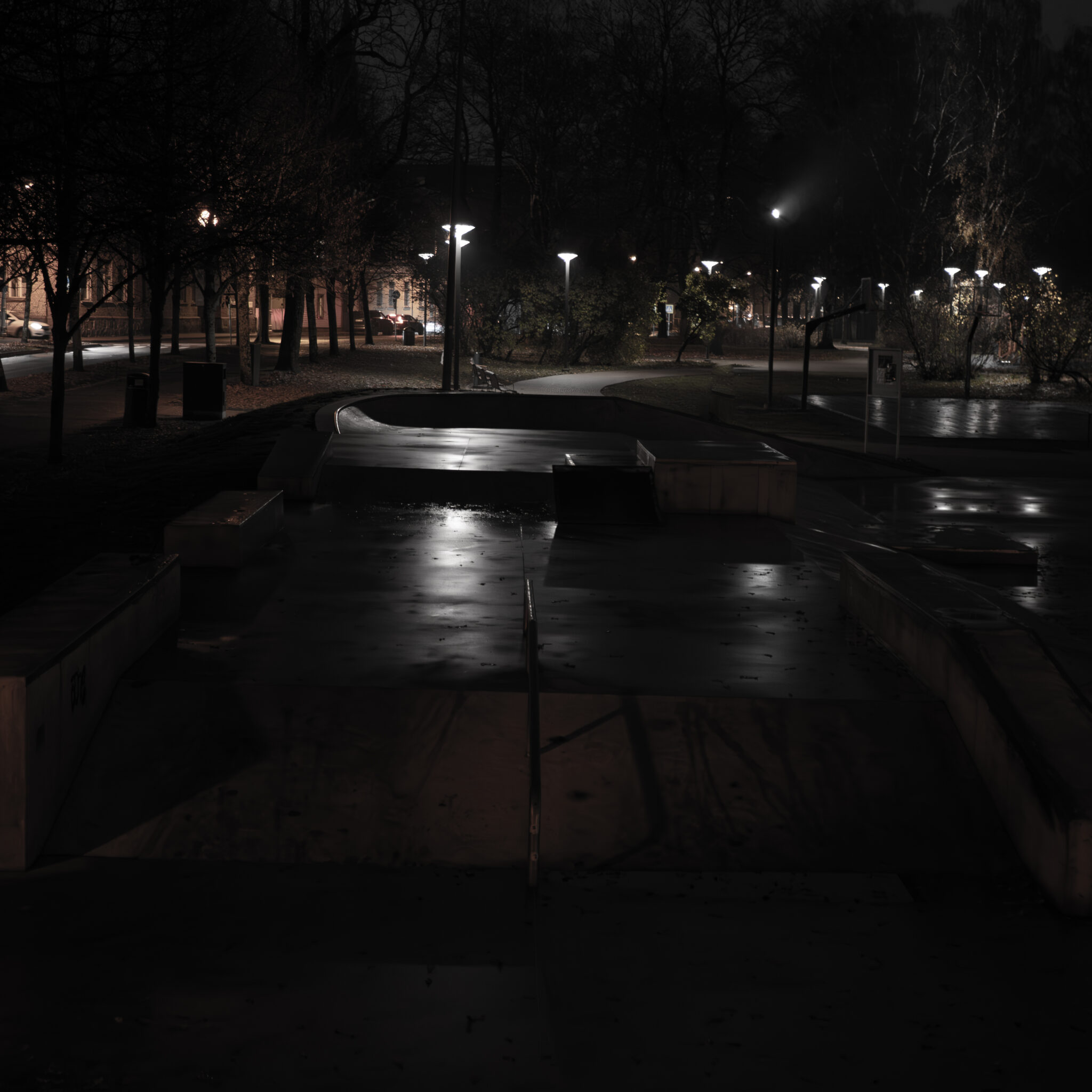 Öine rulapark tänavavalgustitega.