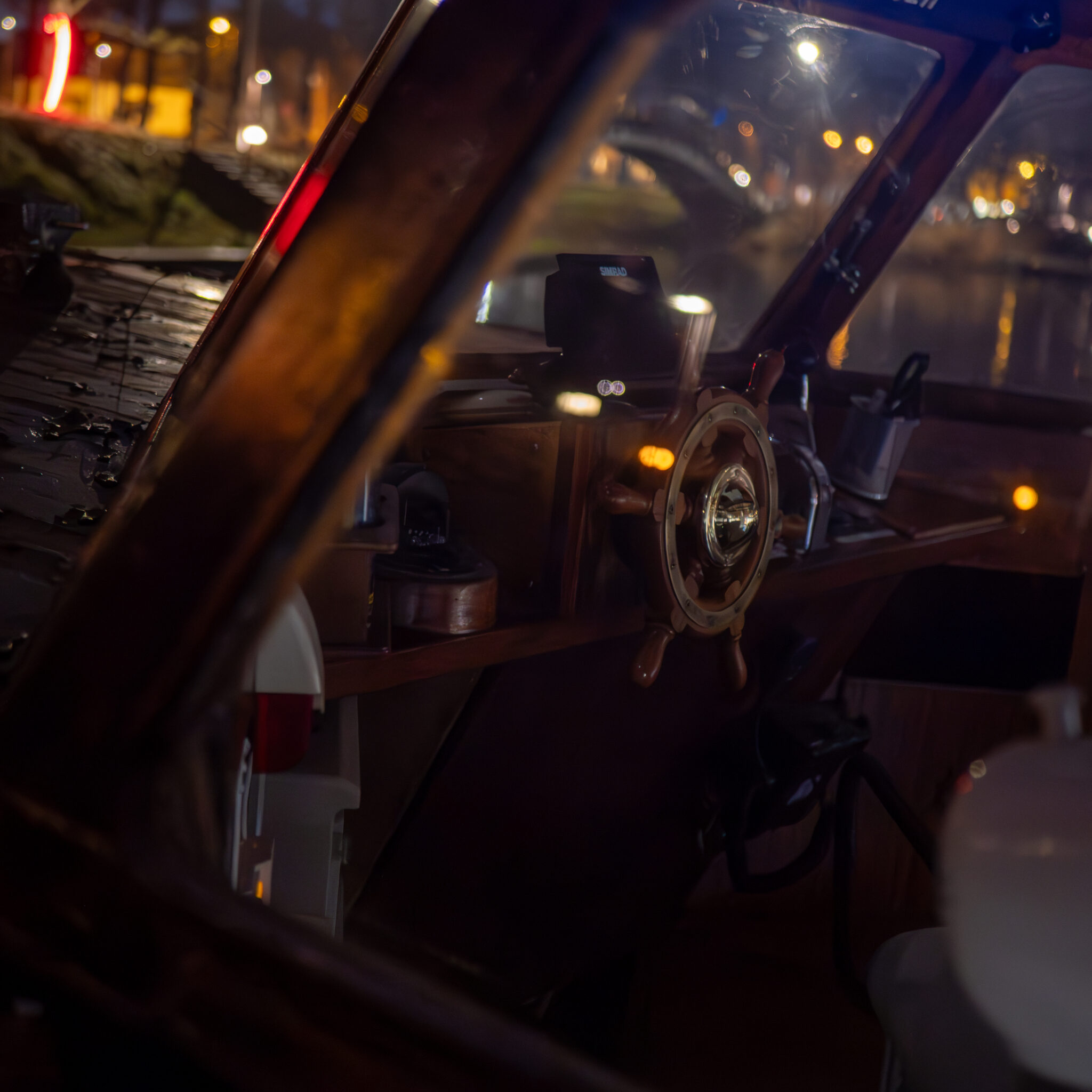 Paadi rool ja armatuurlaud öösel.