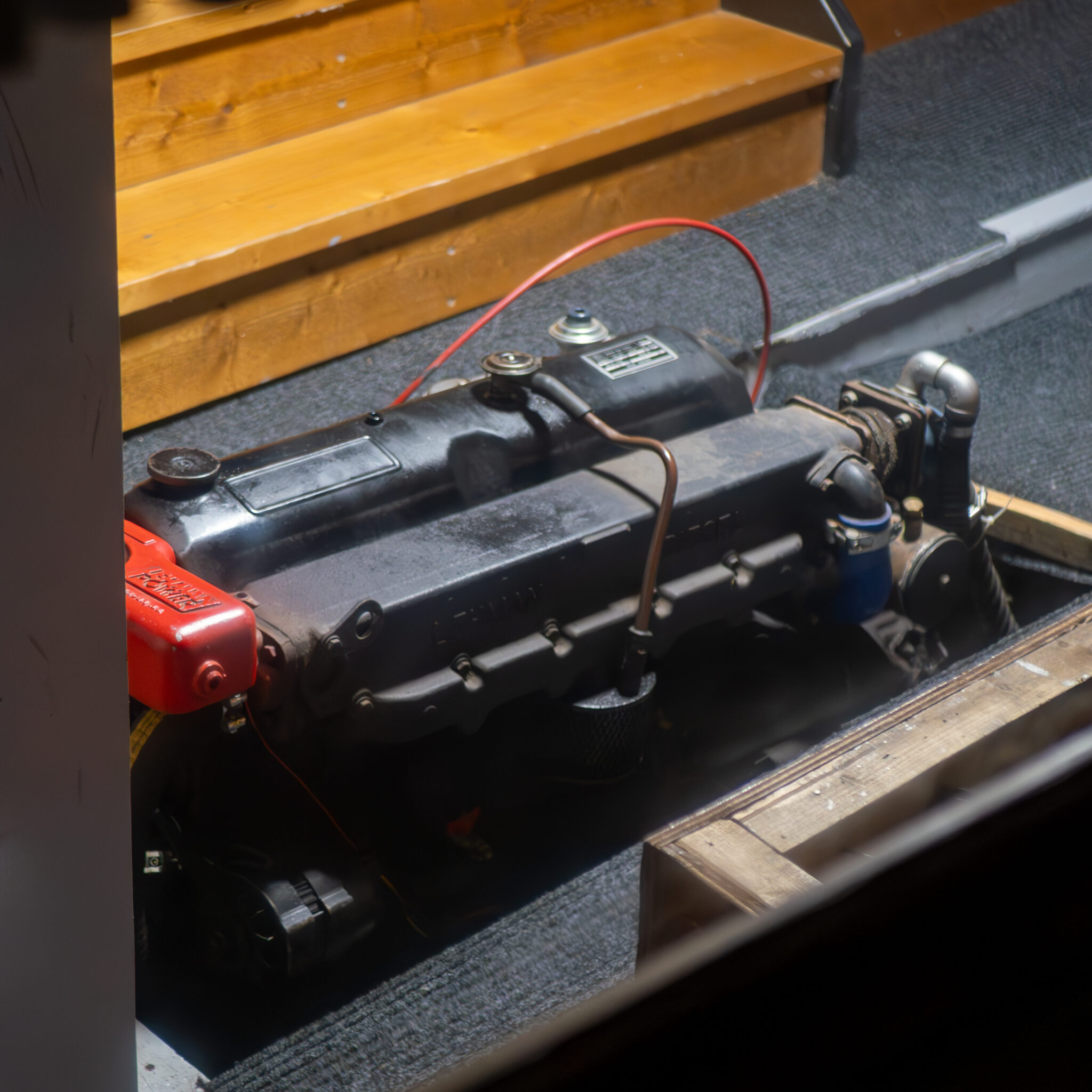 Vana mootor punaste ja mustade detailidega.