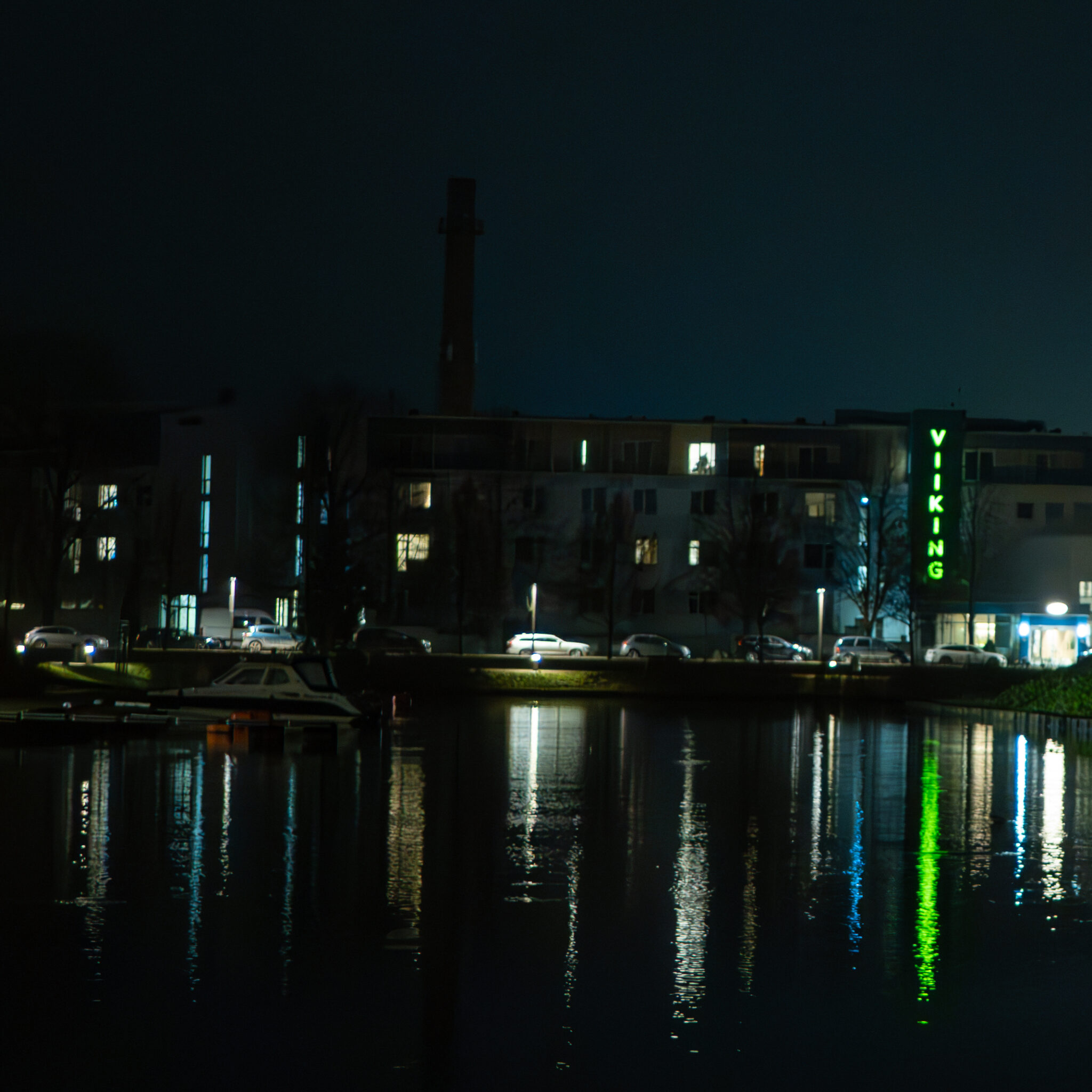 Vikingi hoone peegeldumas öises vees.