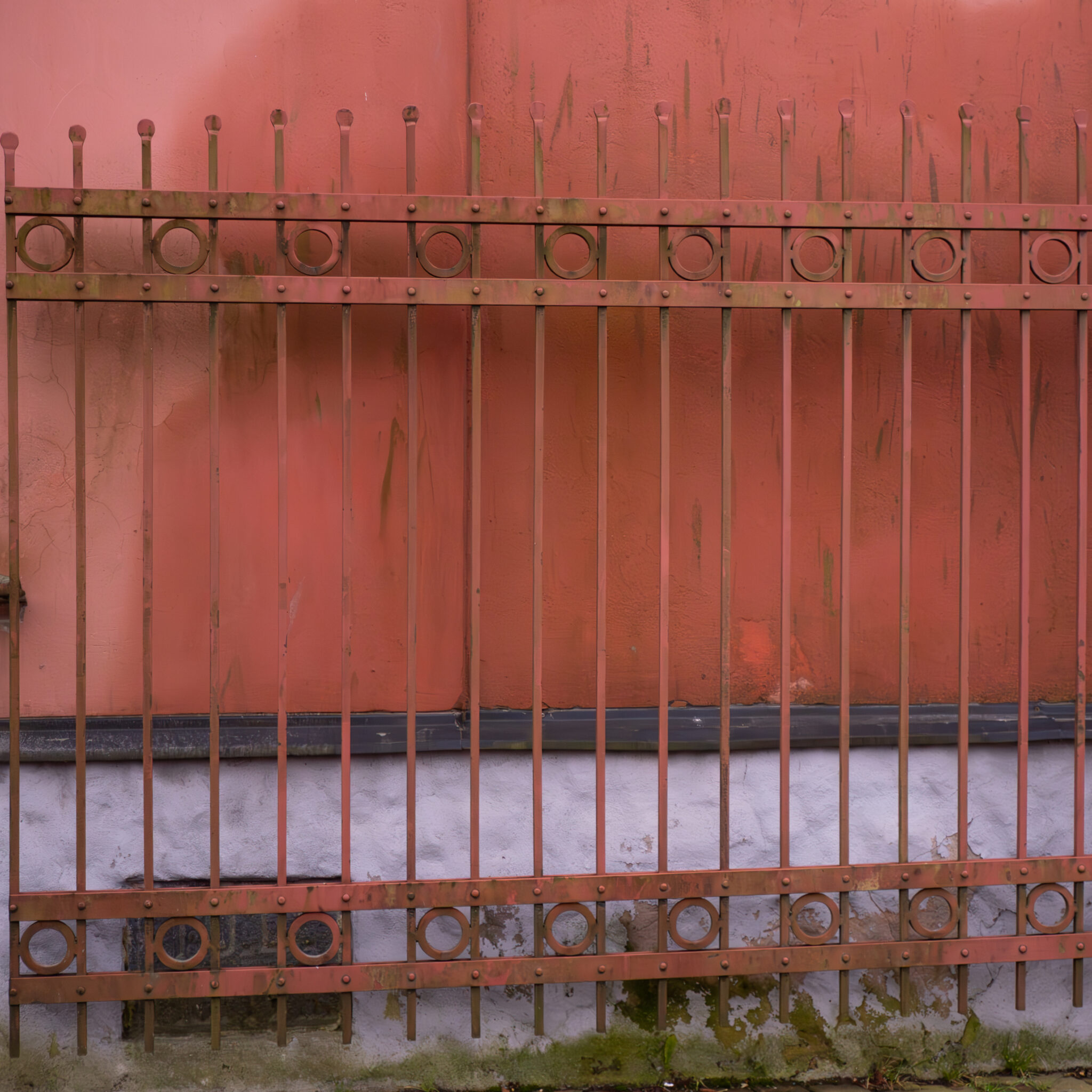 Roostes metalltara punase seina ees.