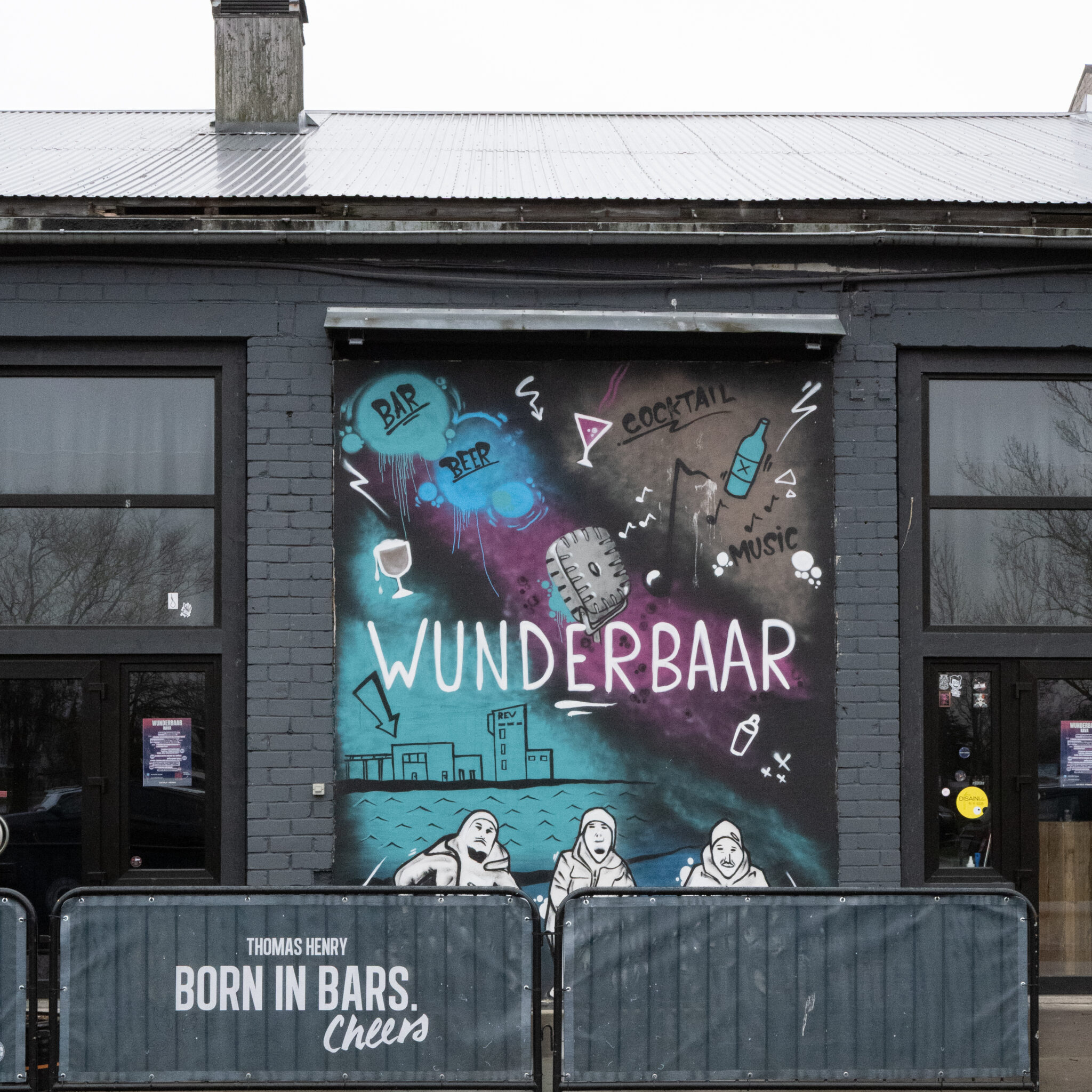 Wunderbaari baar graffitiga kaetud fassaadiga.