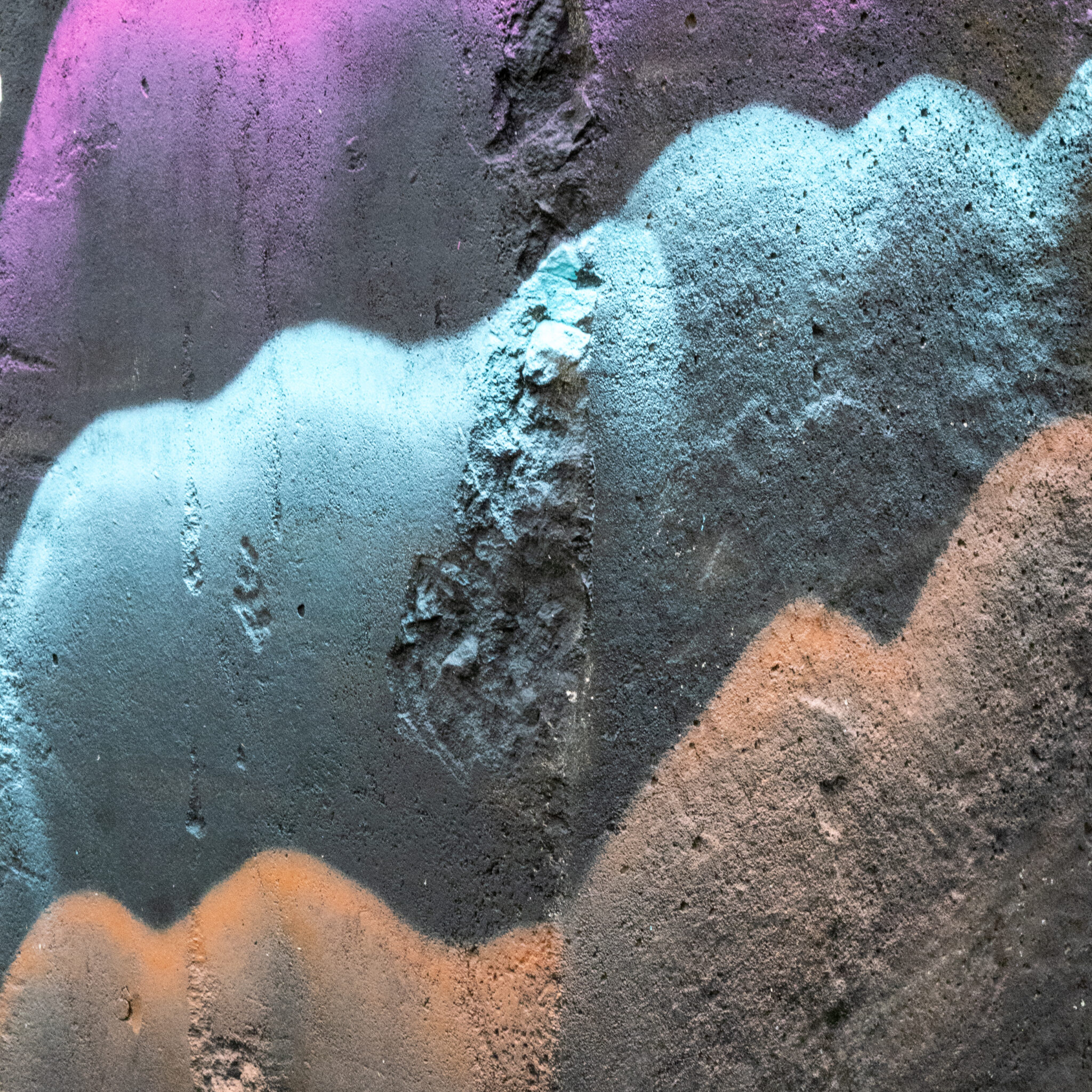 Värviline abstraktne grafitimaal betoonseinal.