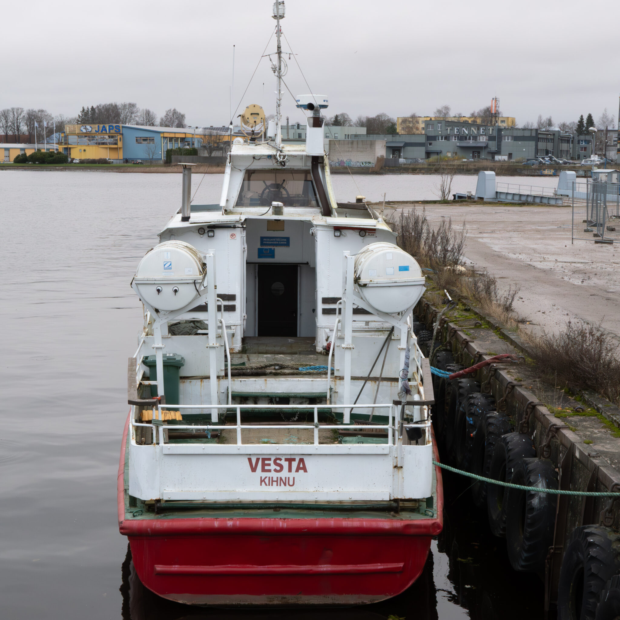 Sadamas on kai ääres paat nimega Vesta Kihnu.