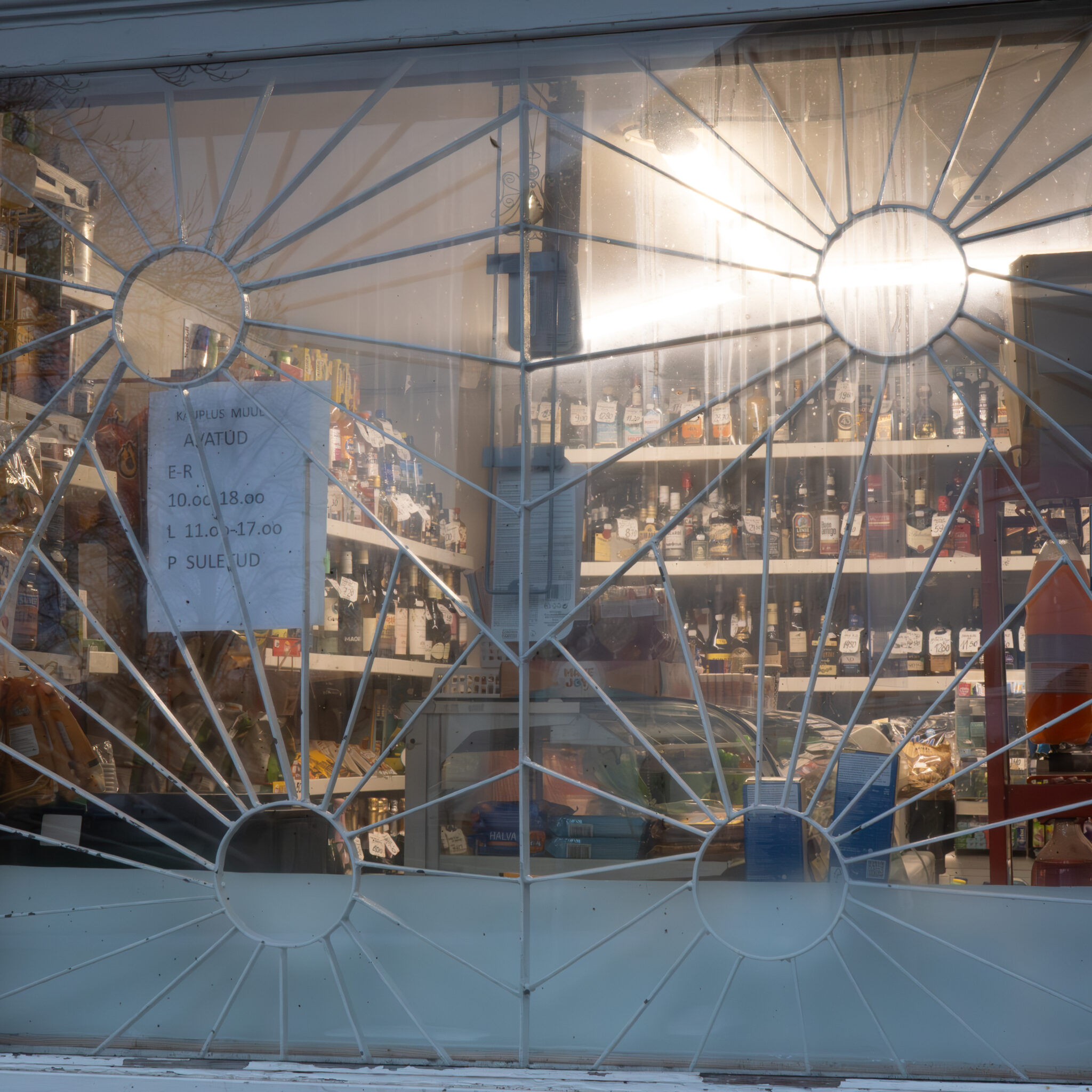 Poevaade päikesekiiri meenutava akna ja alkoholiväljapanekuga.