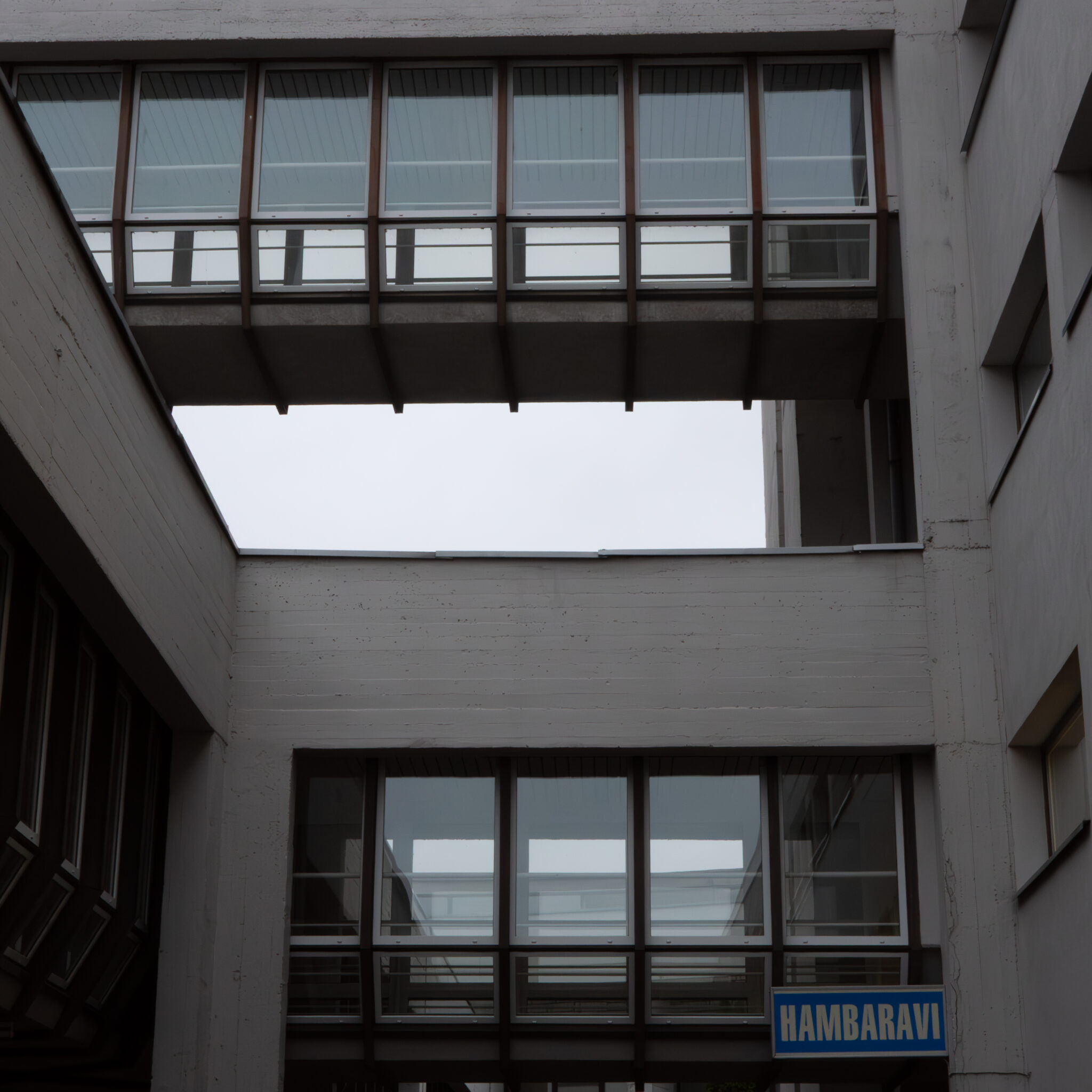 Moodne klaasrõduga hoone sildiga HAMBARAVI.