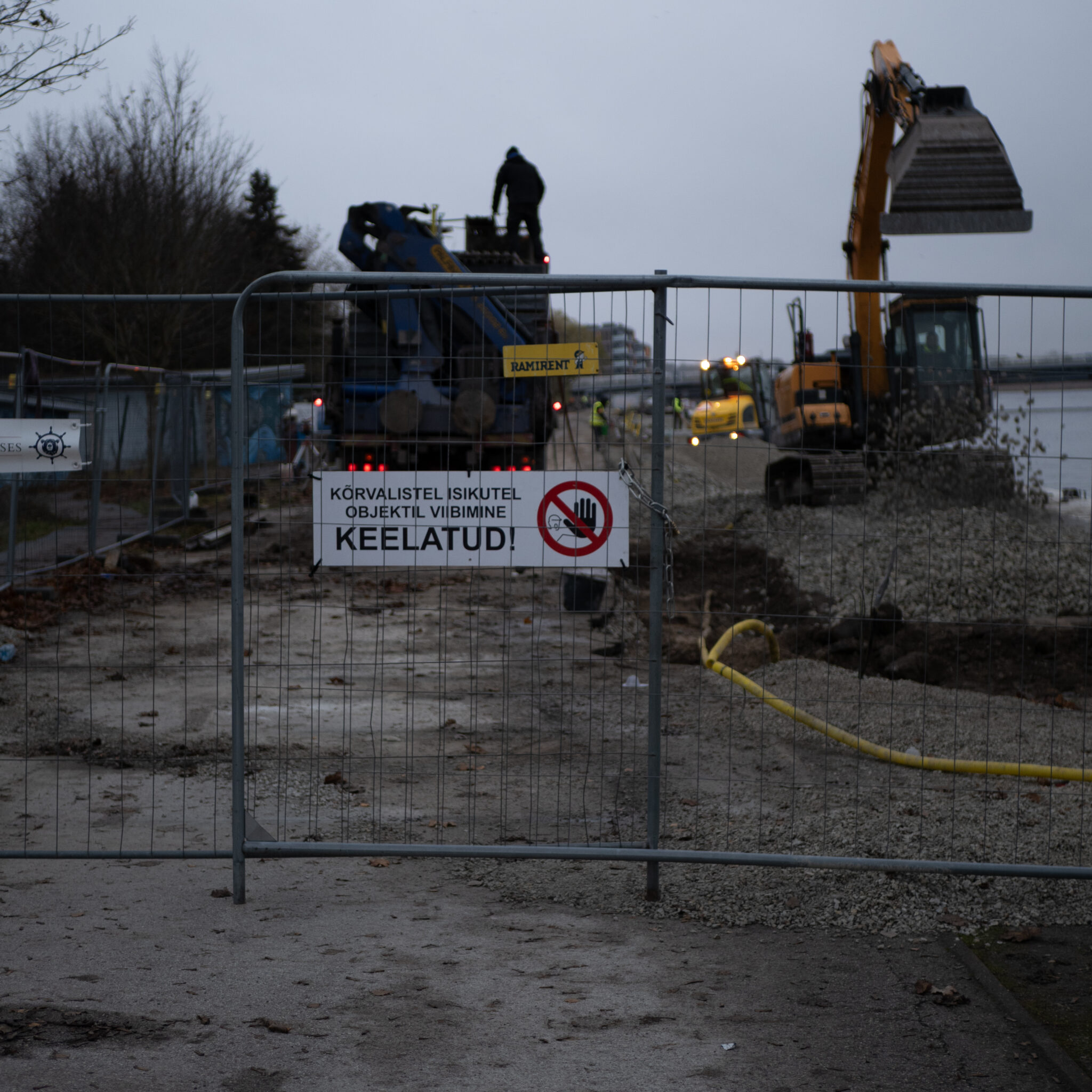 Ehitusplats eestikeelse hoiatussildiga.