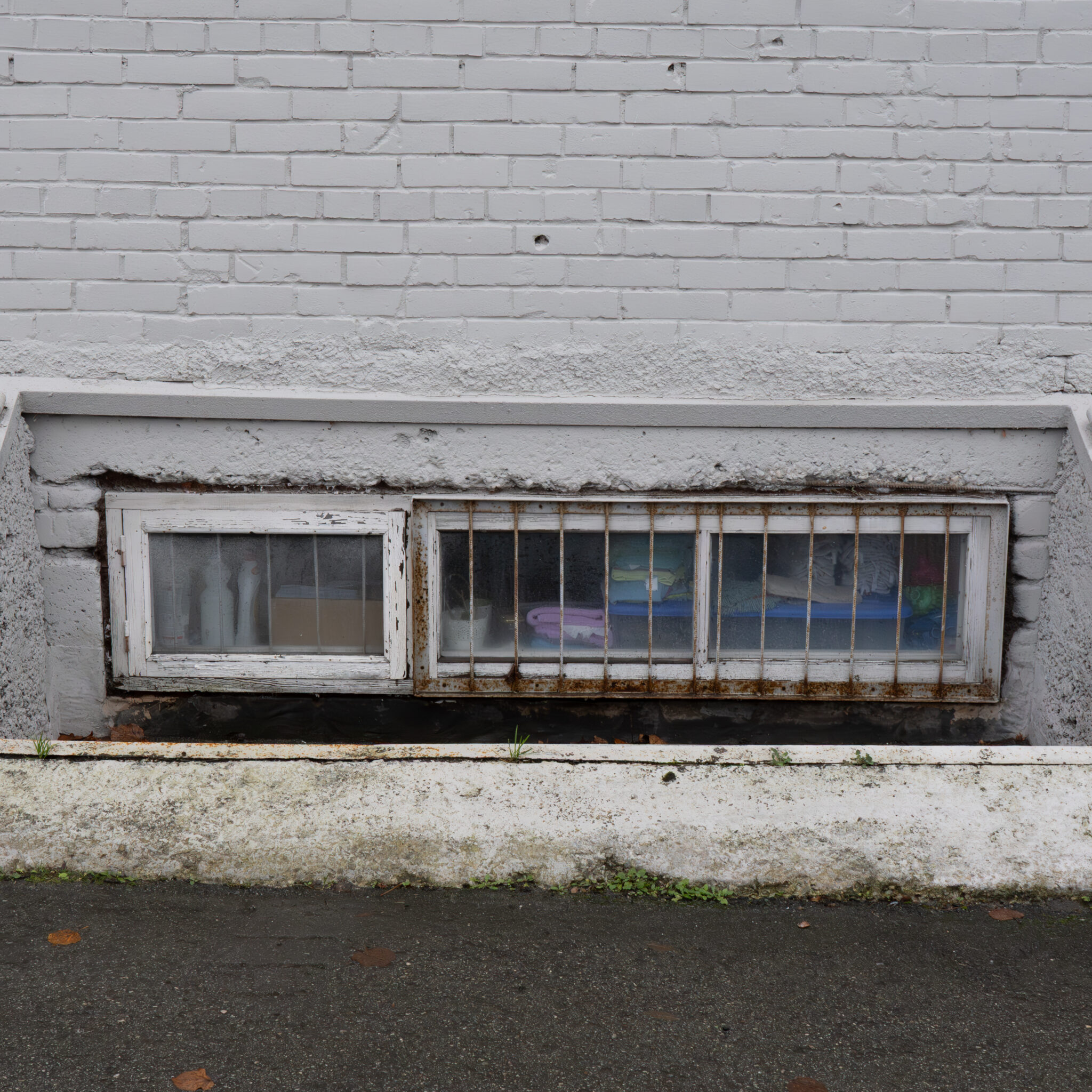 Trellidega aken valgel tellisseinal.