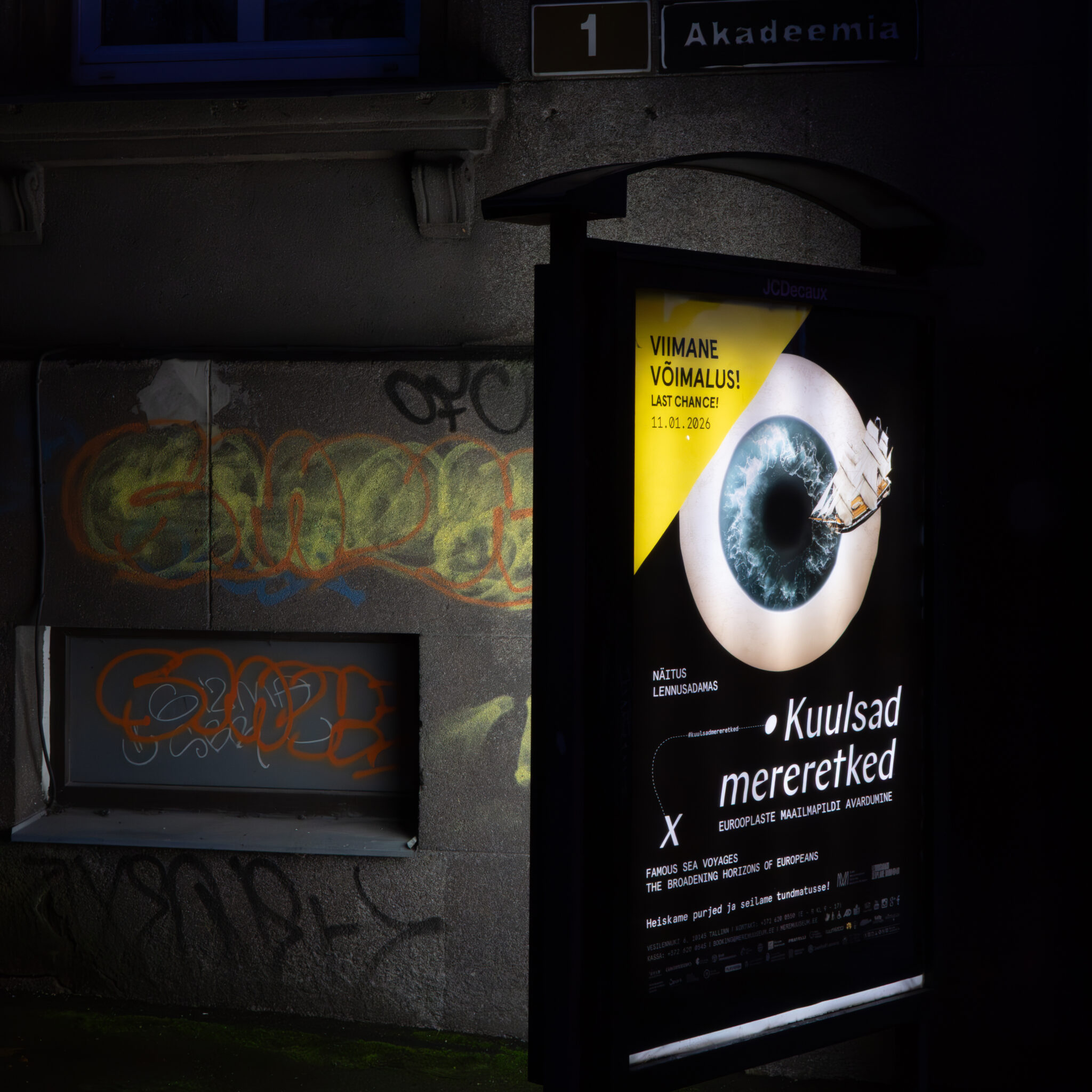 Bussipeatus laevareisi üritust reklaamiva plakatiga.