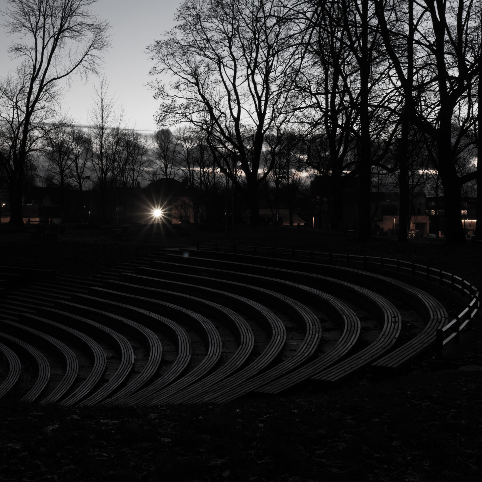 Amfiteater videvikus tähekujuliselt särava valgusega.