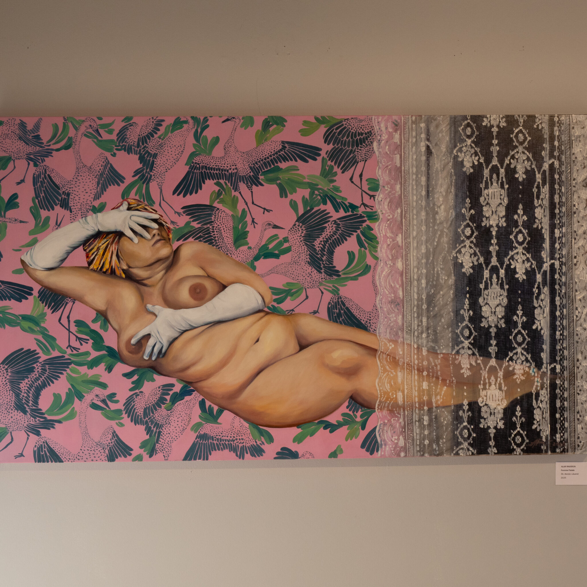 Suur maal alasti figuurist valgete kinnastega roosa ja rohelise tausta ees.