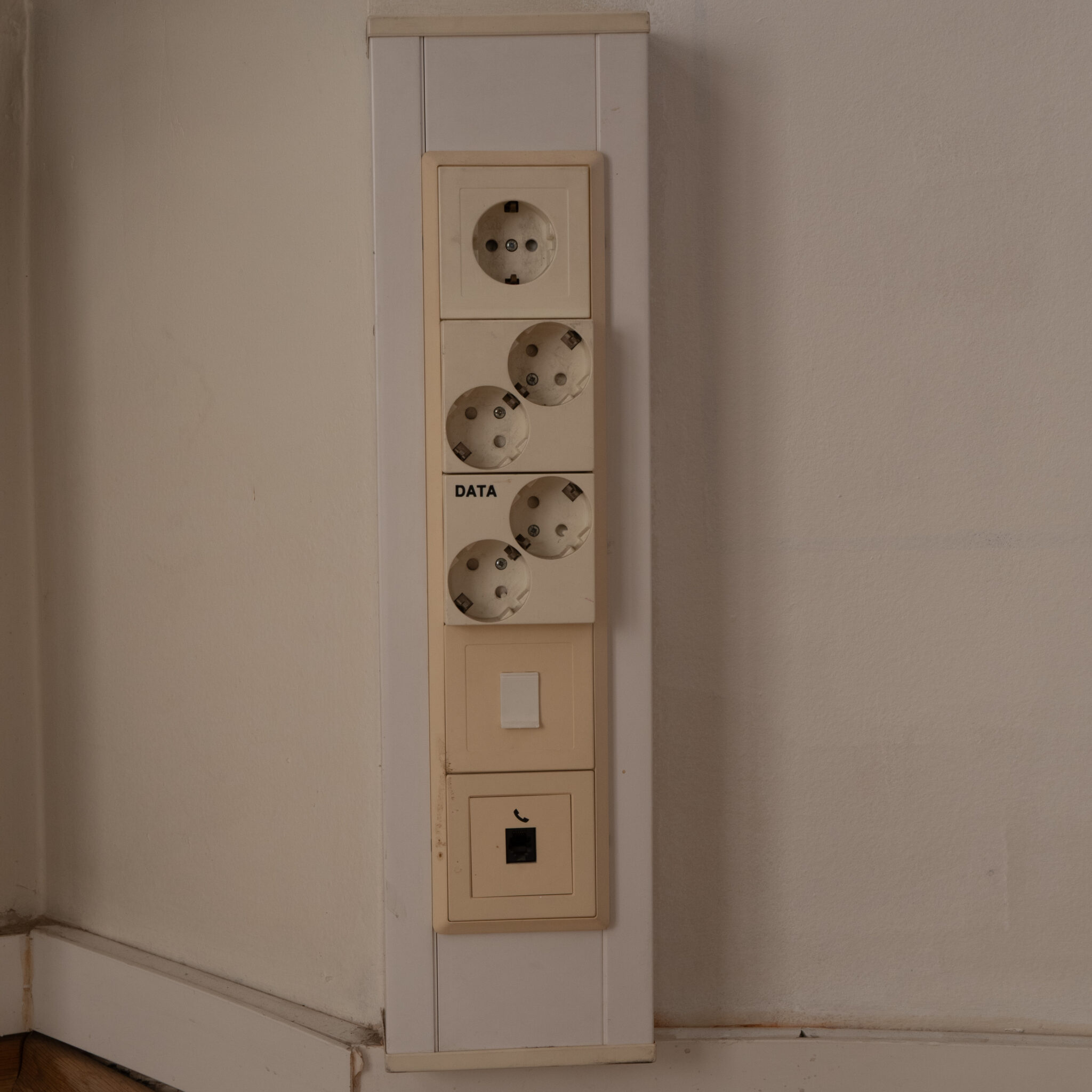 Seinapistik mitme pistikupesa ja lülitiga.