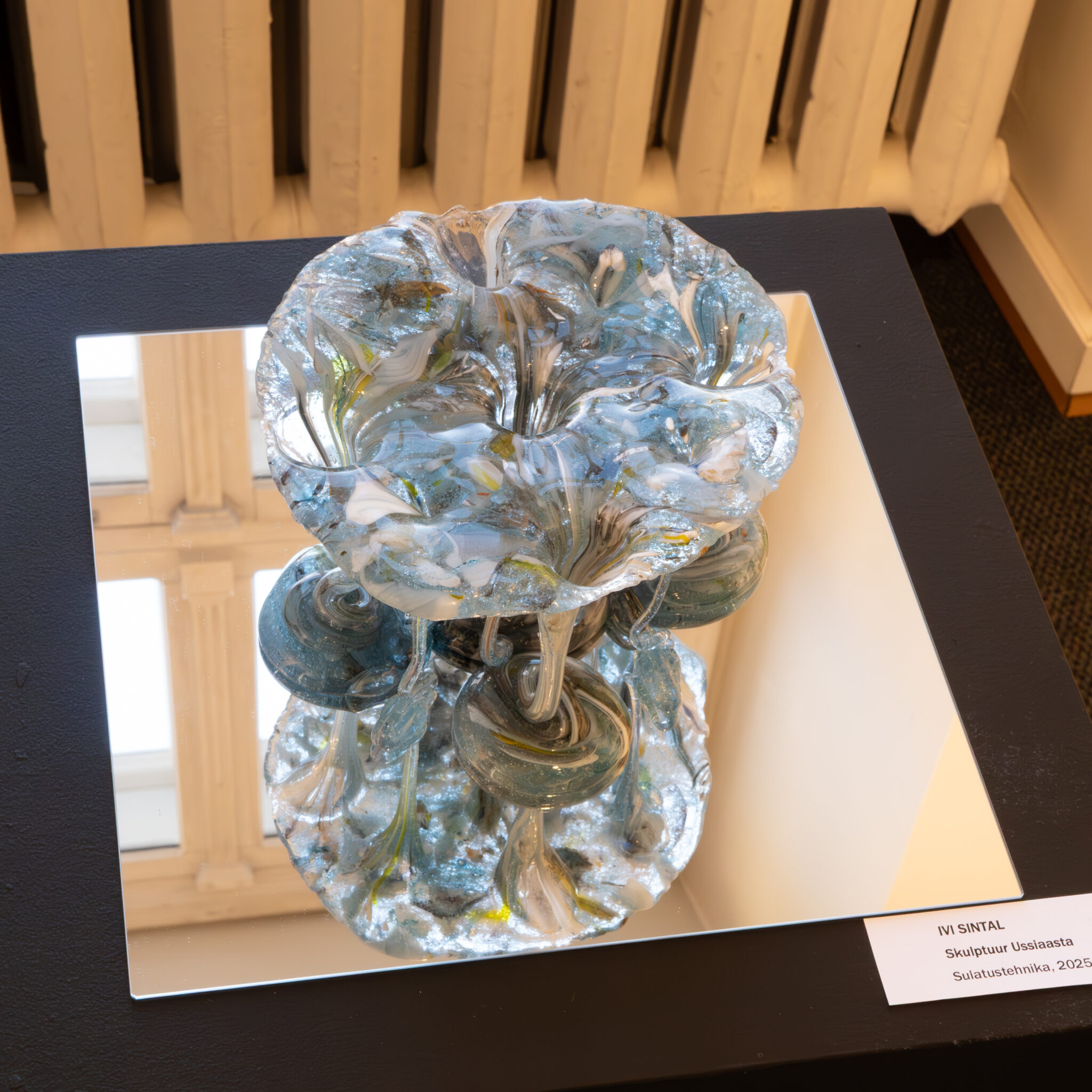 Väljapanekul klaasskulptuur IVI SINTAL, 2025.