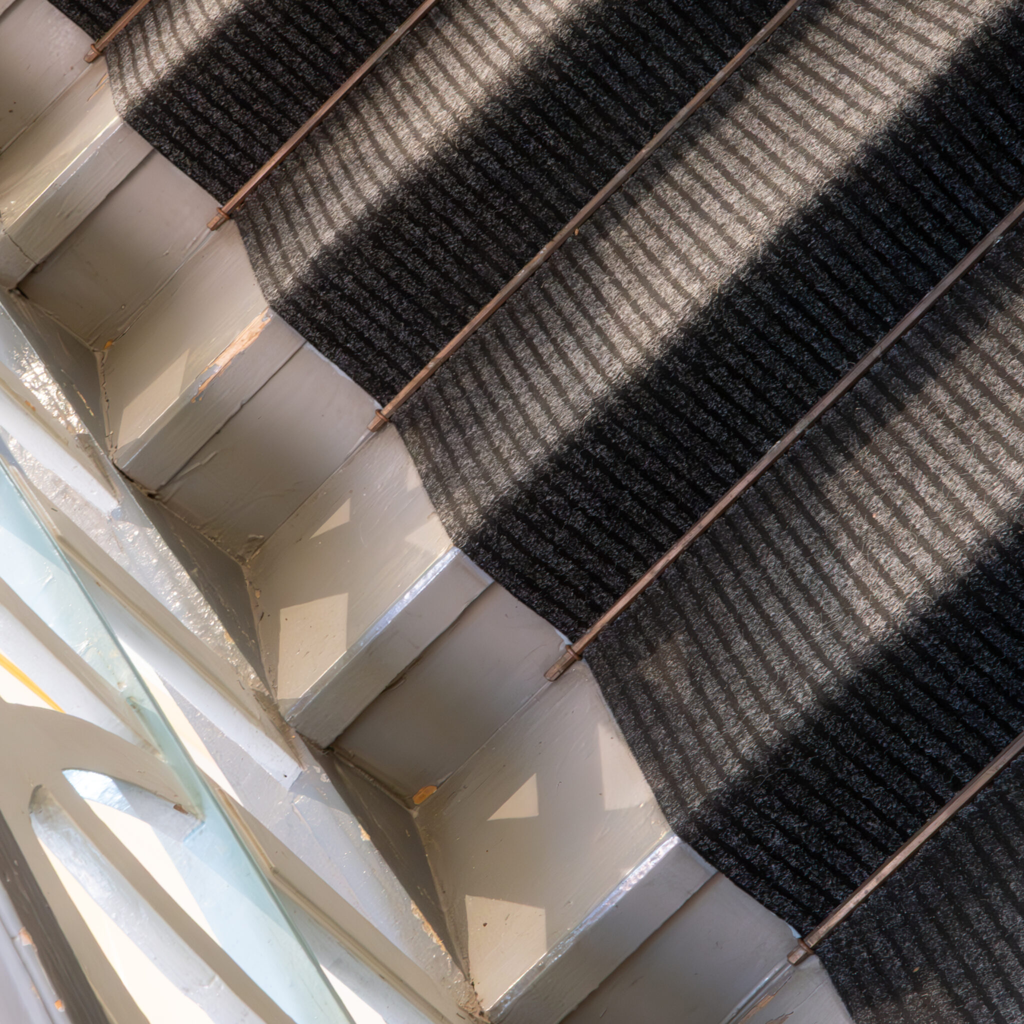 Lähivaade trepile tekstuurse vaibakattega.