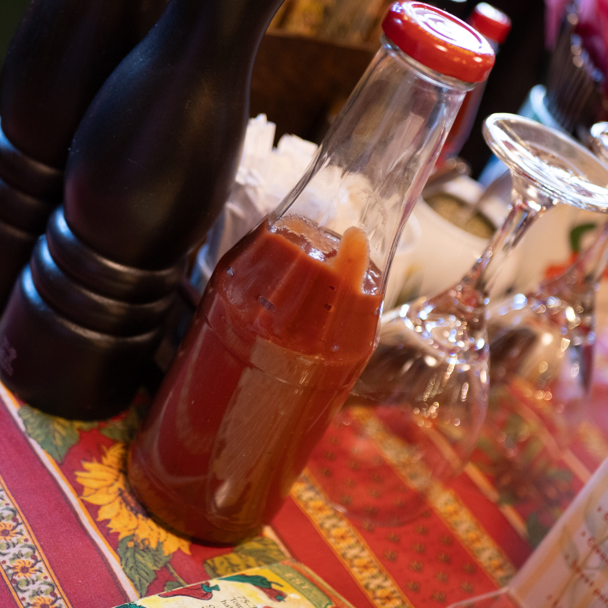 Pudelike tulist kastet laual.