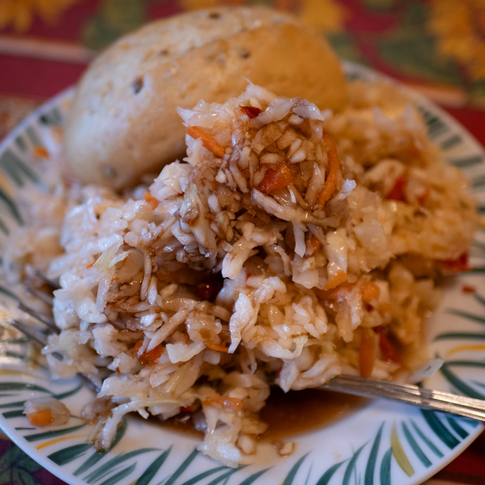 Taldrik riisi, köögiviljade ja saiakesega.