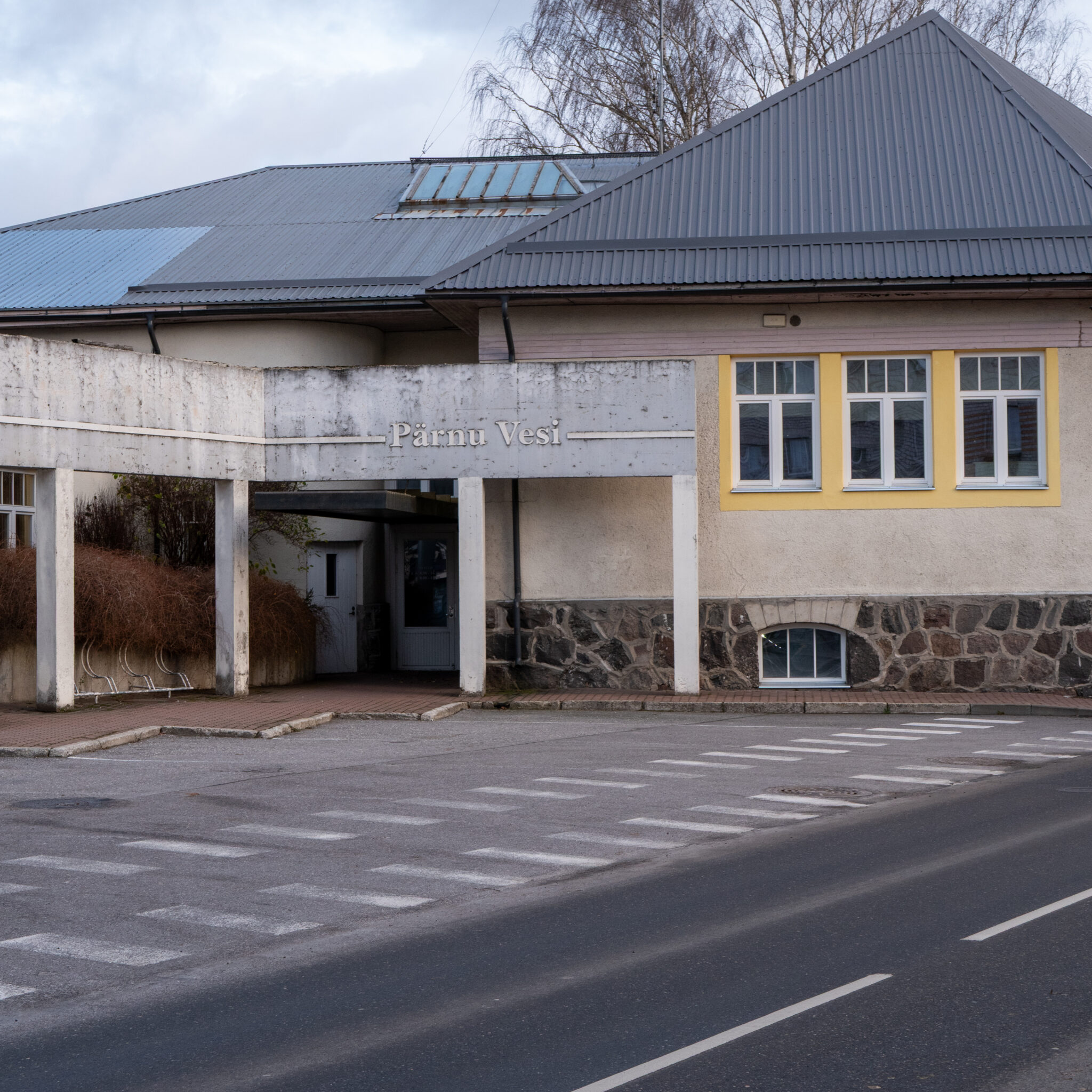 Pärnu Vesi hoone halli katuse ja valgete sammastega.