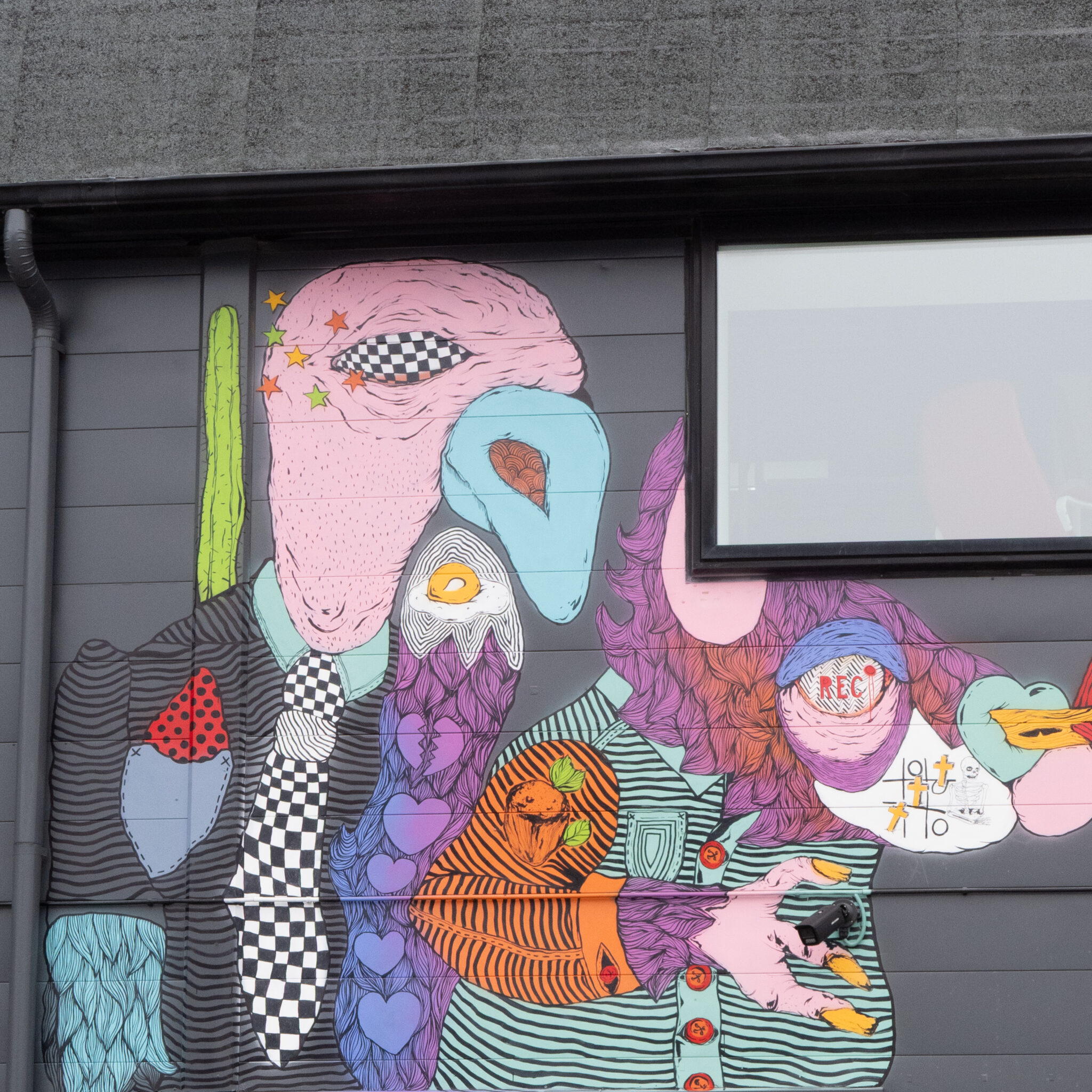 Värviline abstraktsete kujundite ja aknaga seinamaaling.