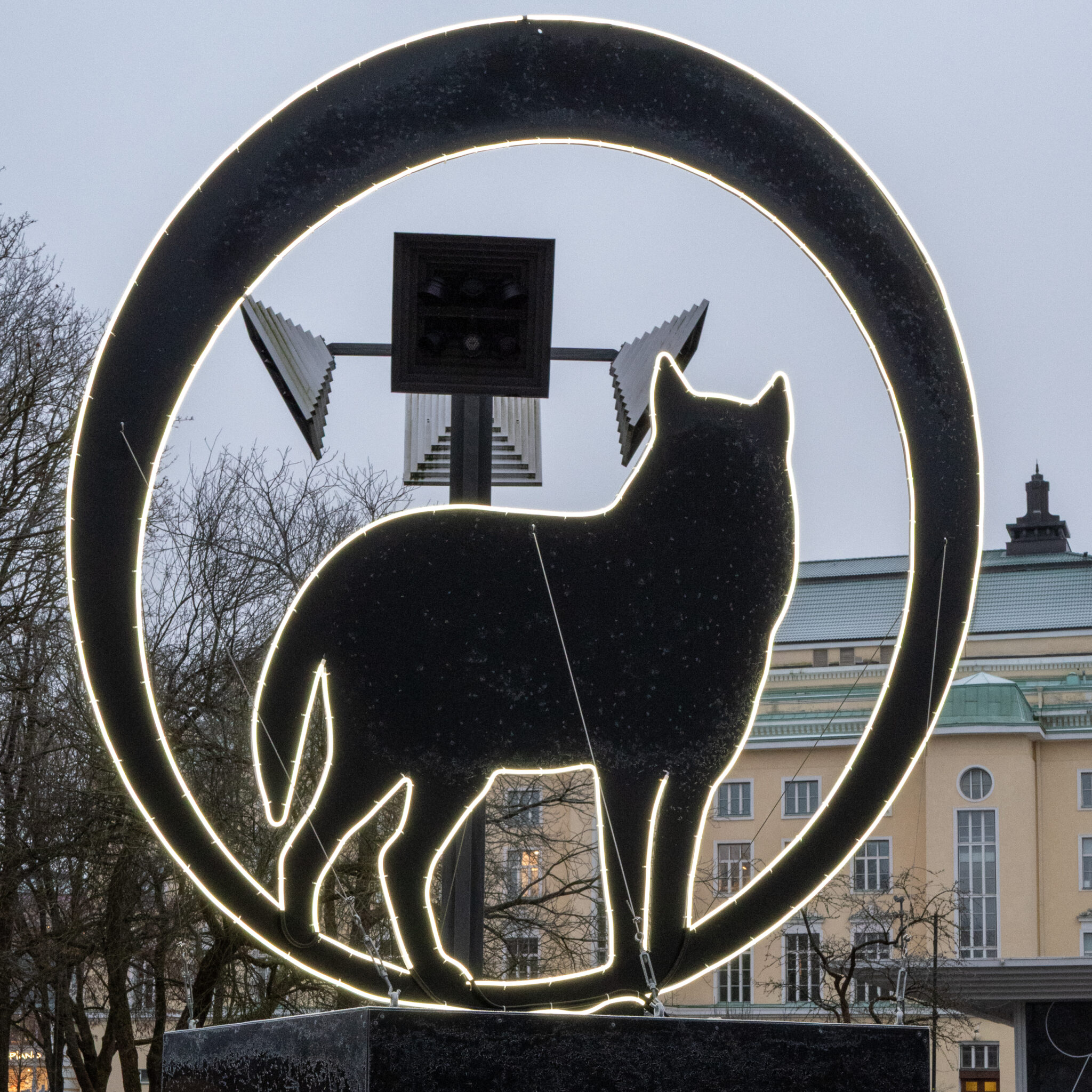 Linnaväljakul kassiskulptuur ümber valgustitega