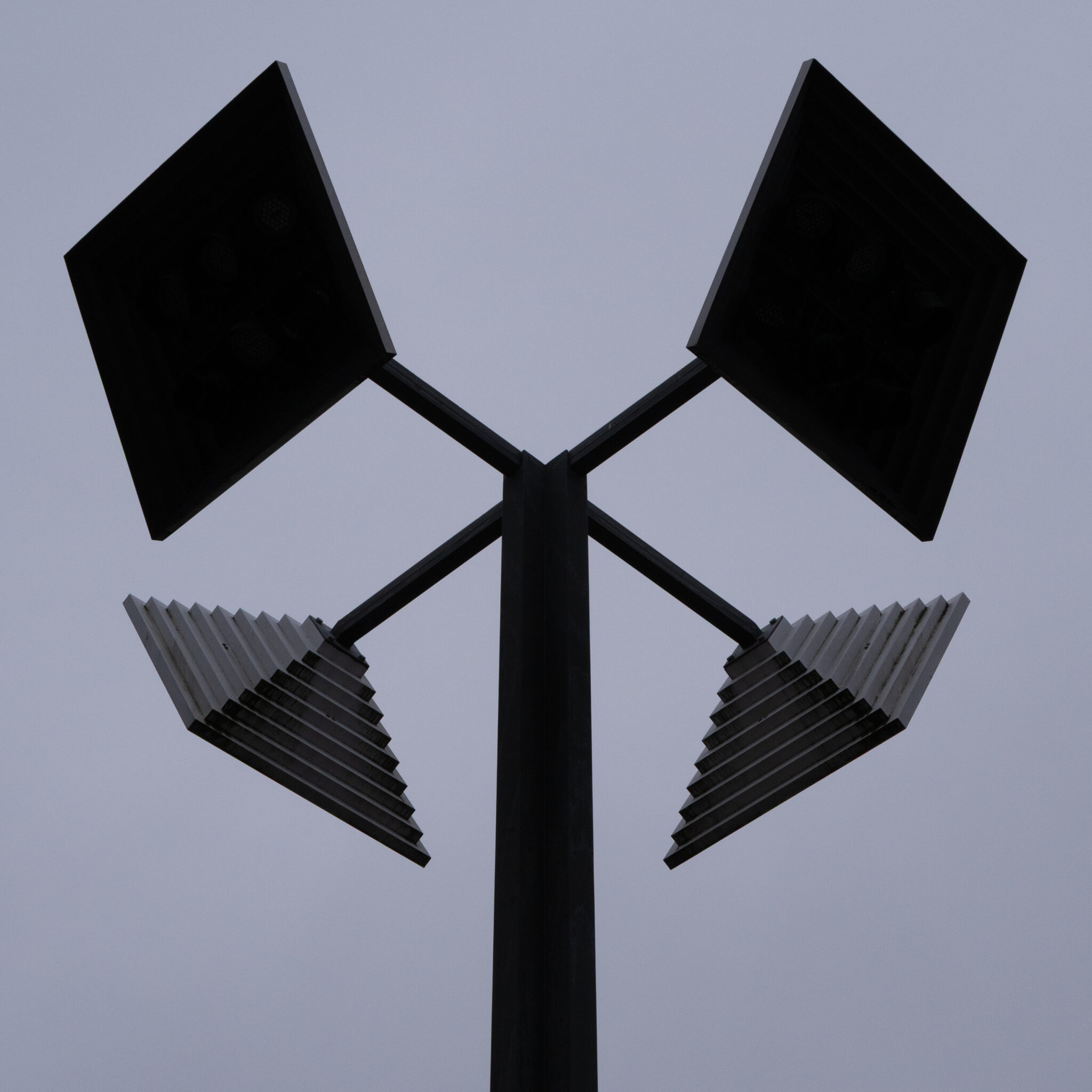 Mustvalge tänavalatern kolmnurksete kujunditega.