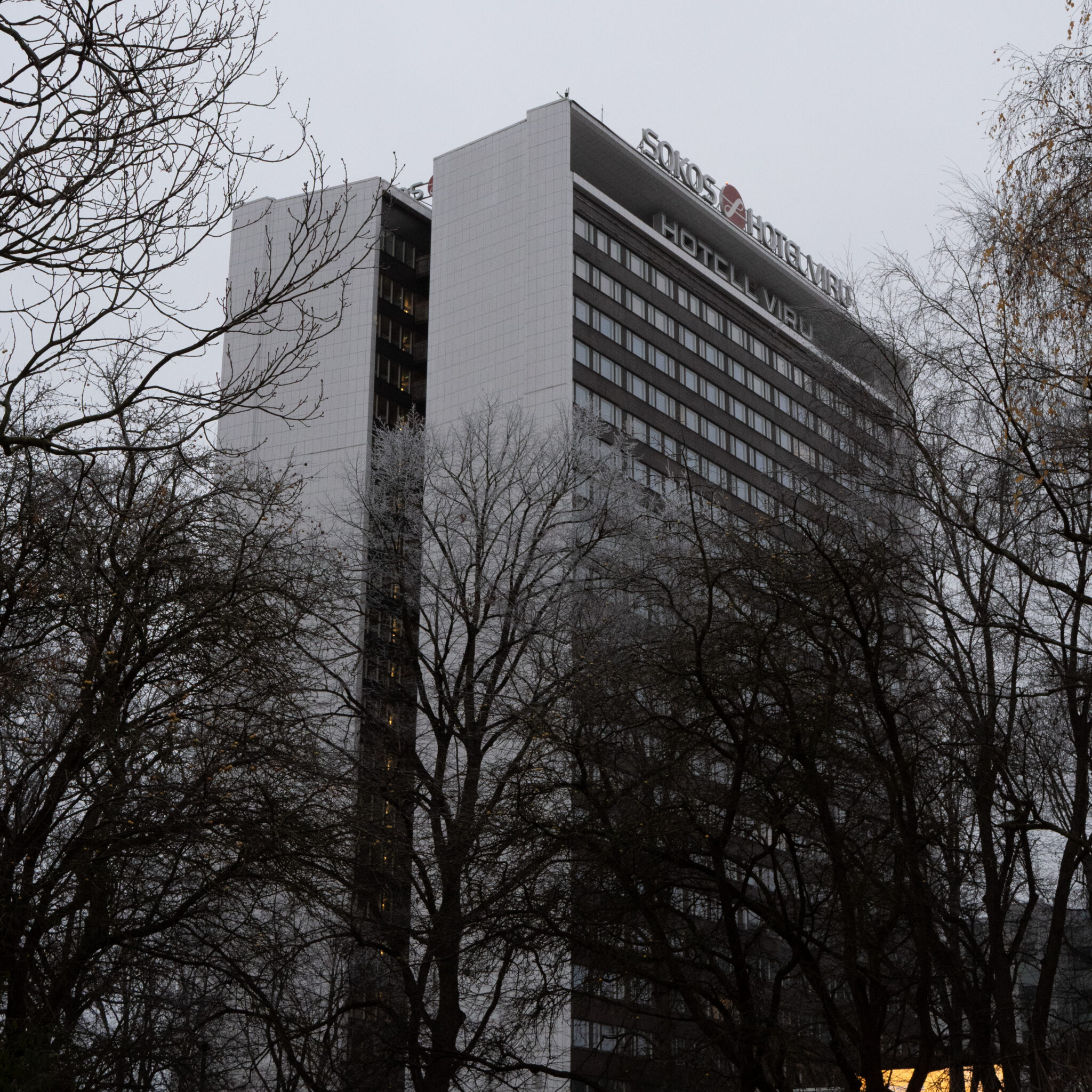Sokos Hotel Viru hoone paljaste puudega esiplaanil.