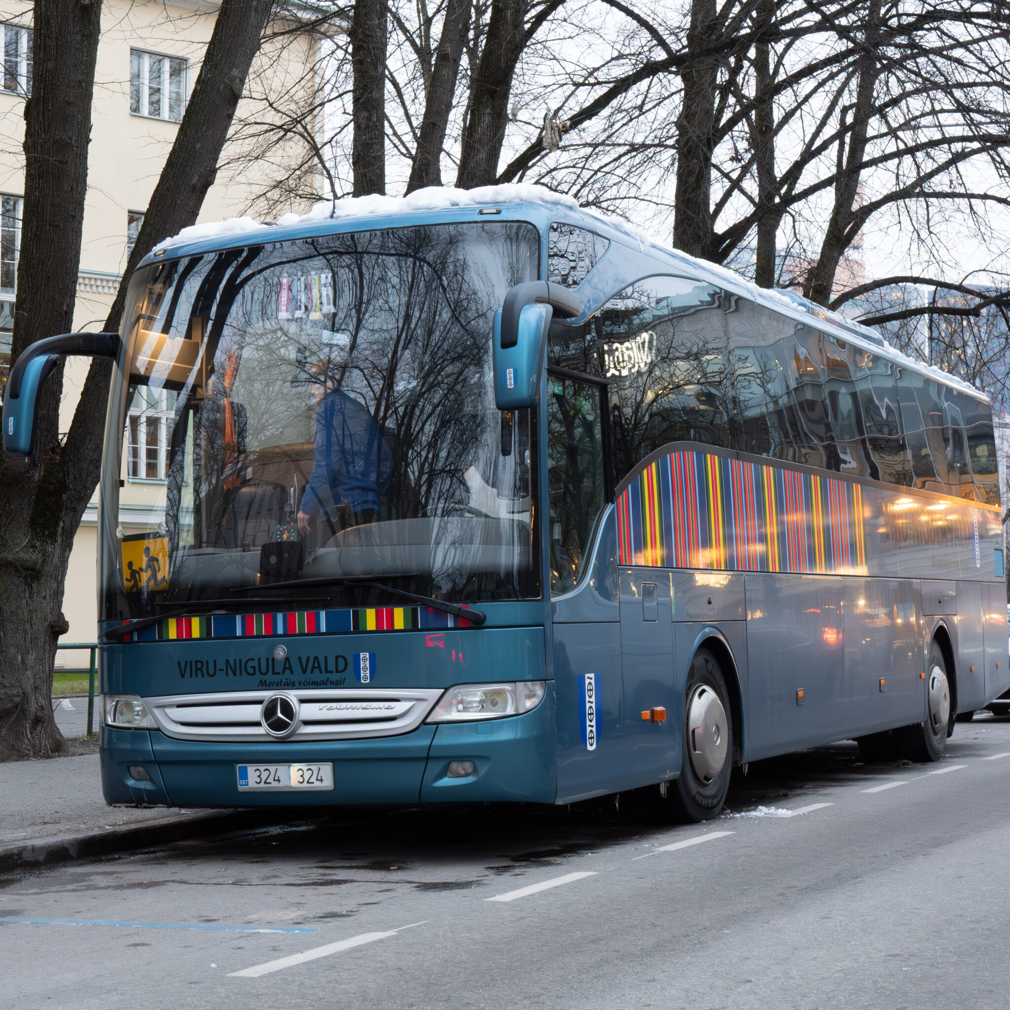 Sinine buss kirjaga Viru-Nigula vald.