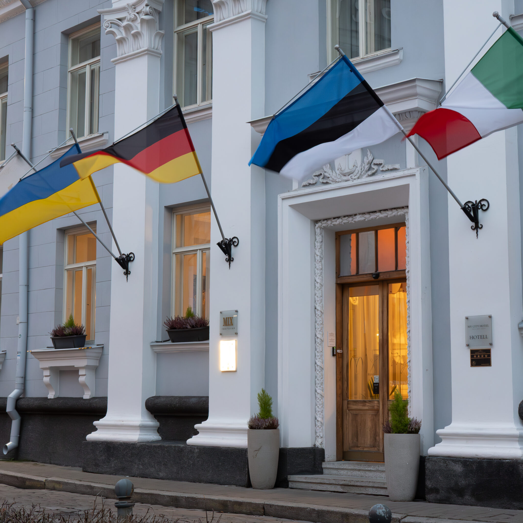 Hoone ees lehvivad Ukraina, Saksamaa ja Eesti lipud.