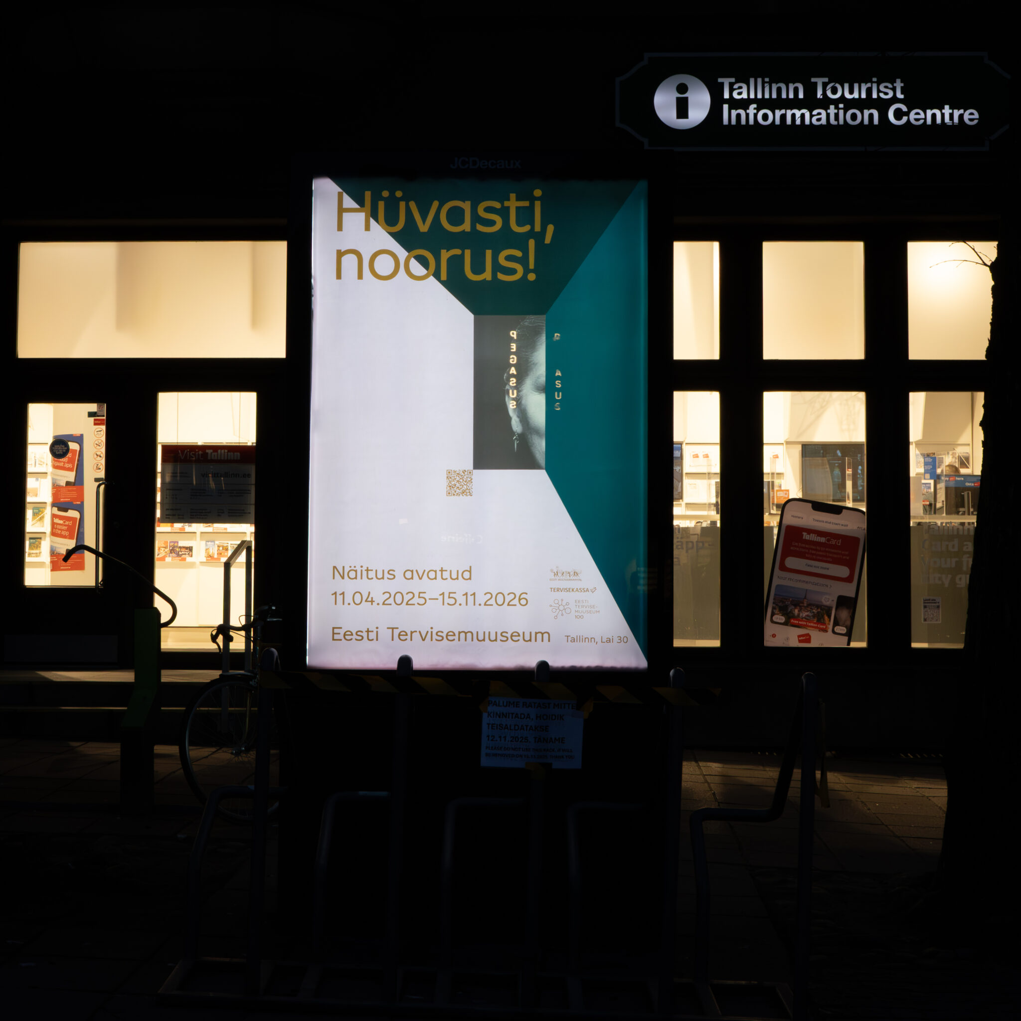 Tallinna Turismiinfokeskus valgustatud sildiga.