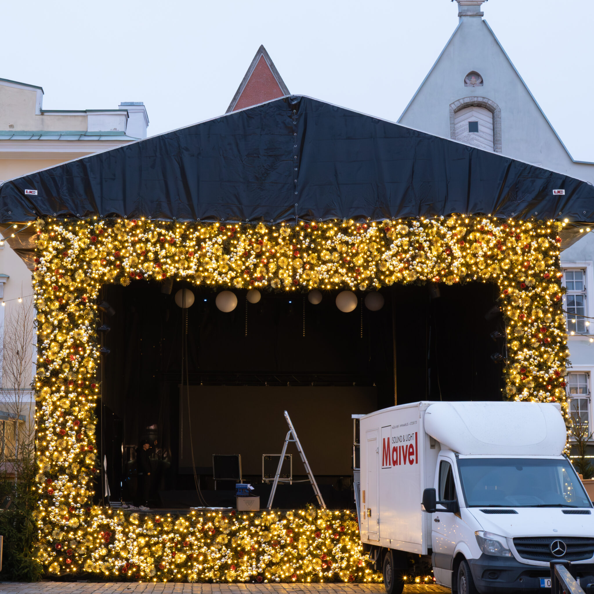 Jõuludeks kaunistatud lava tuledega, kõrval veoauto.