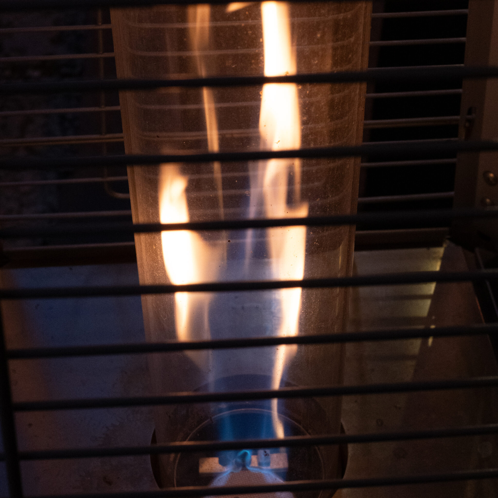 Gaasisoojendi leek läbi metallresti.