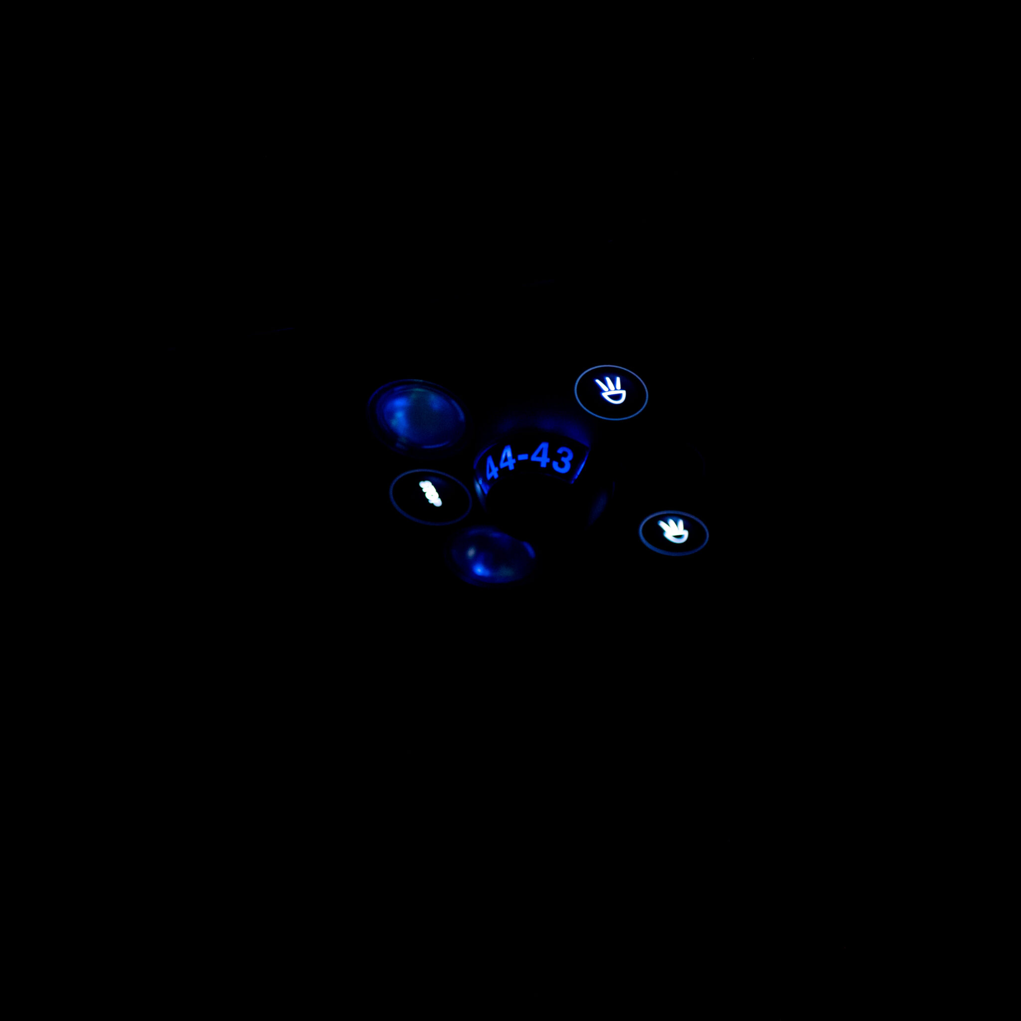 Seadme siniselt valgustatud nupud.