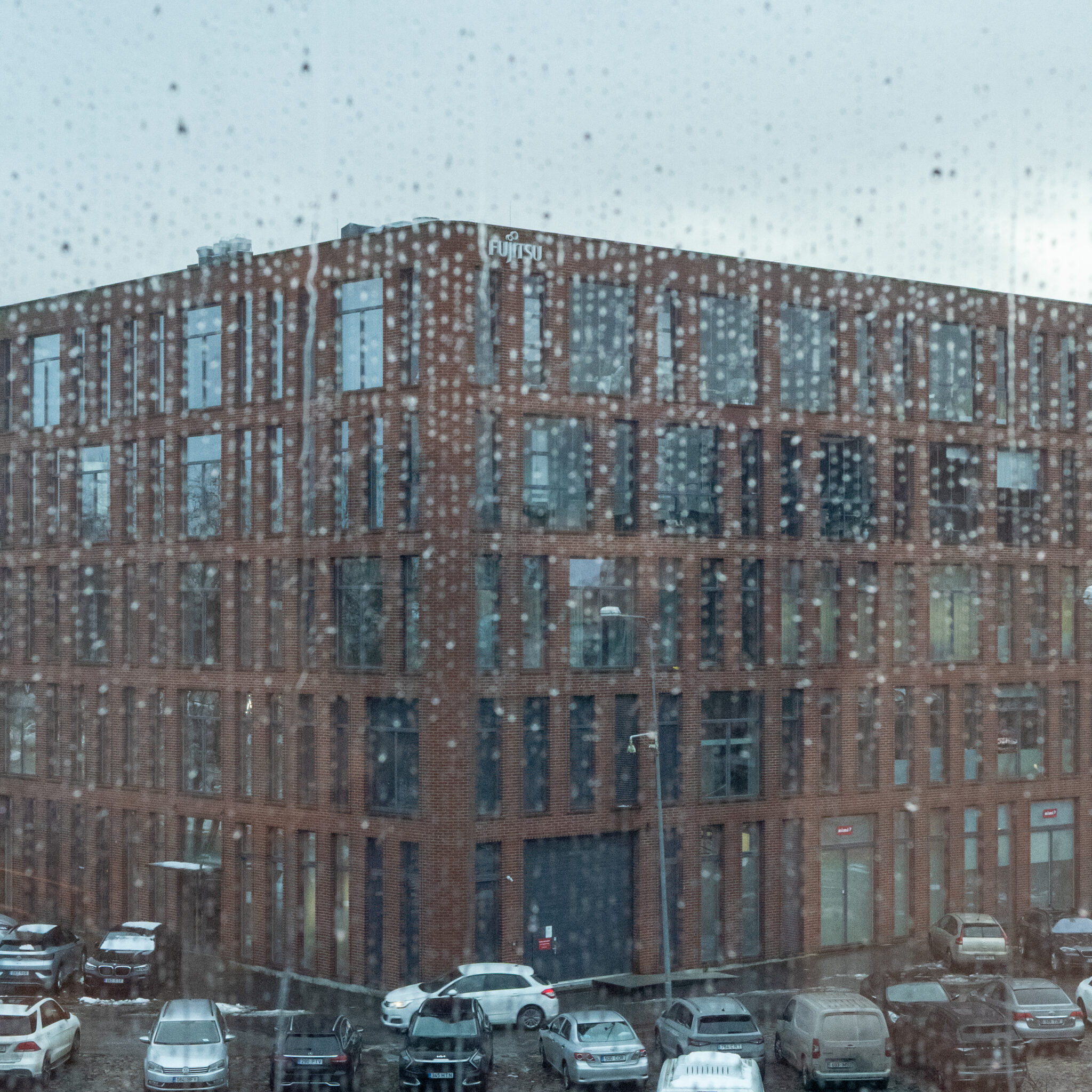Fujitsu hoone vihmase ilmaga.