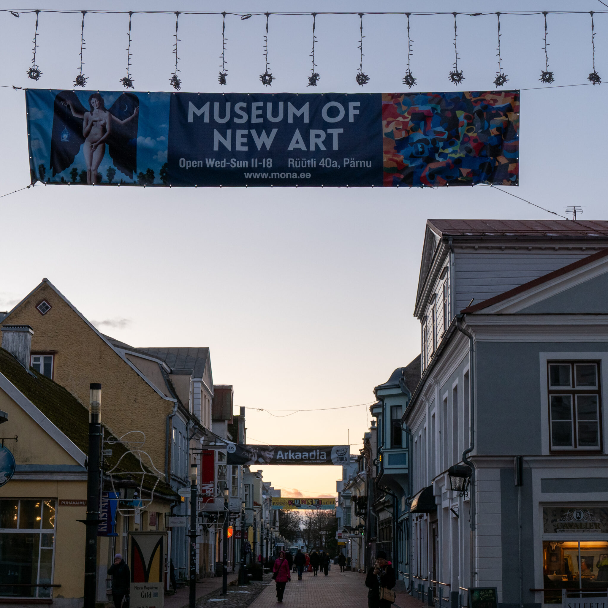 Pärnus tänava kohal ripub Uue Kunsti Muuseumi bänner.
