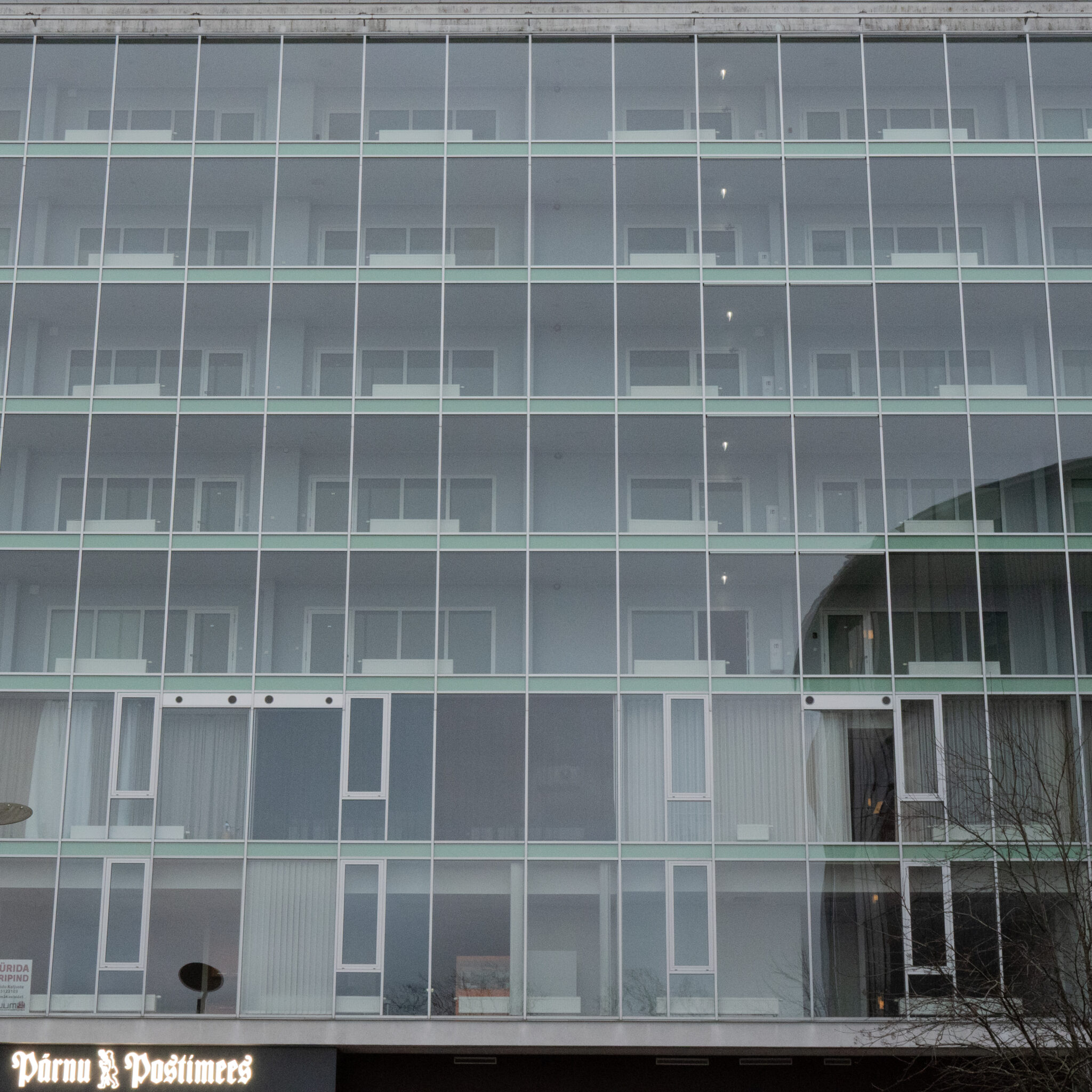 Moodne klaashoone rõdudega.