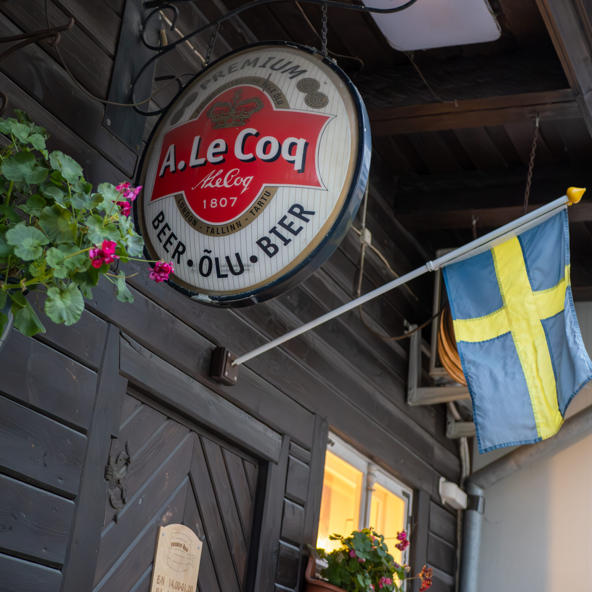 A. Le Coqi õllesilt, kõrval rippumas Rootsi lipp.