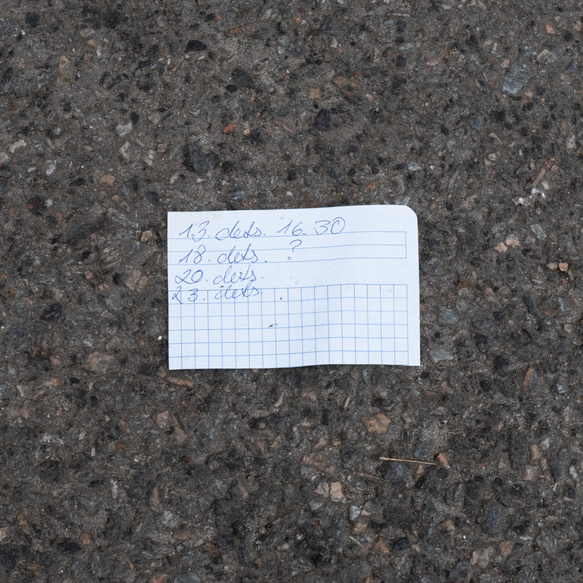 Ruuduliste joontega paberileht betoonpinnal.