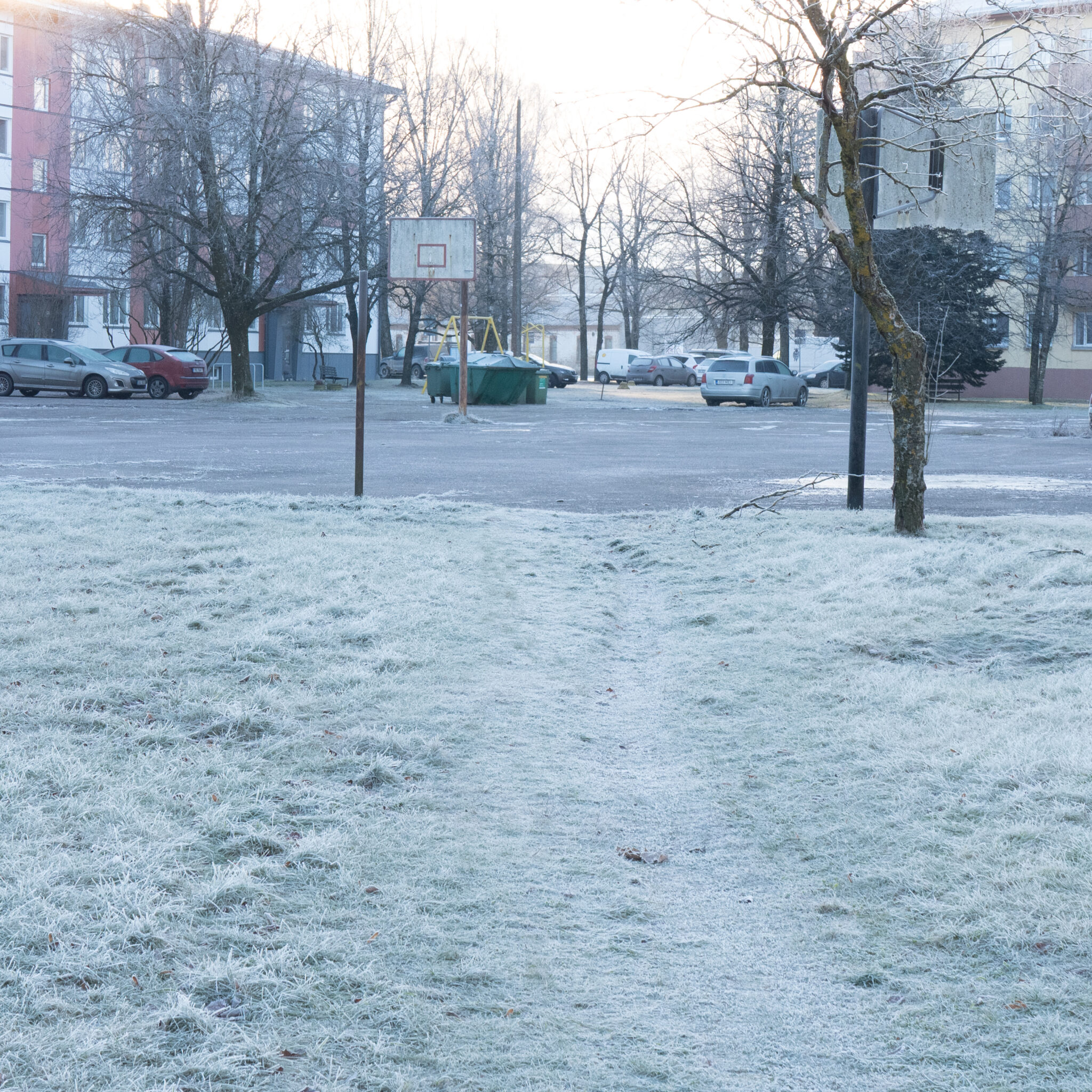 Lumine korvpalliväljak linnakeskkonnas.