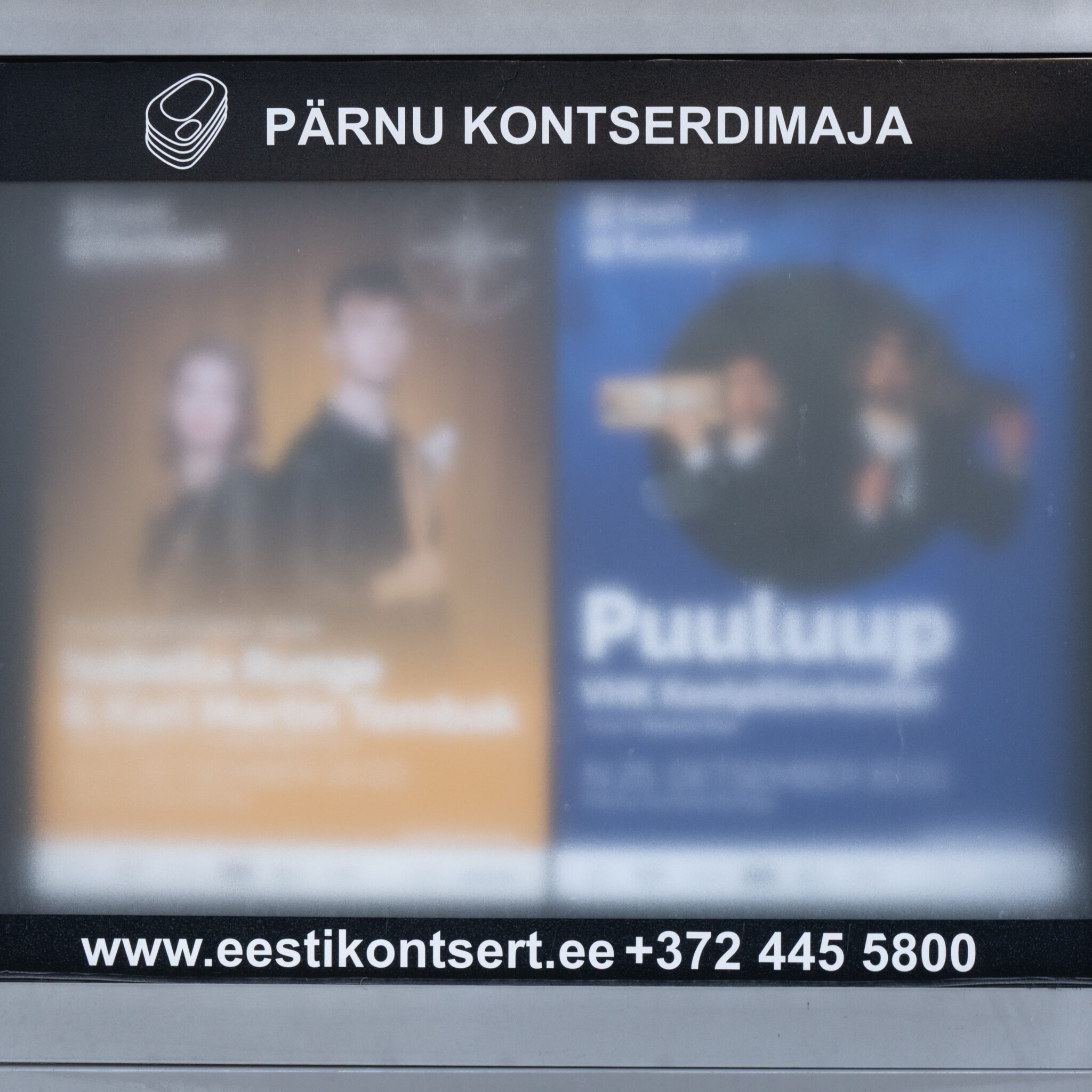 Eestikeelne digiekraan logo ja kontaktandmetega.