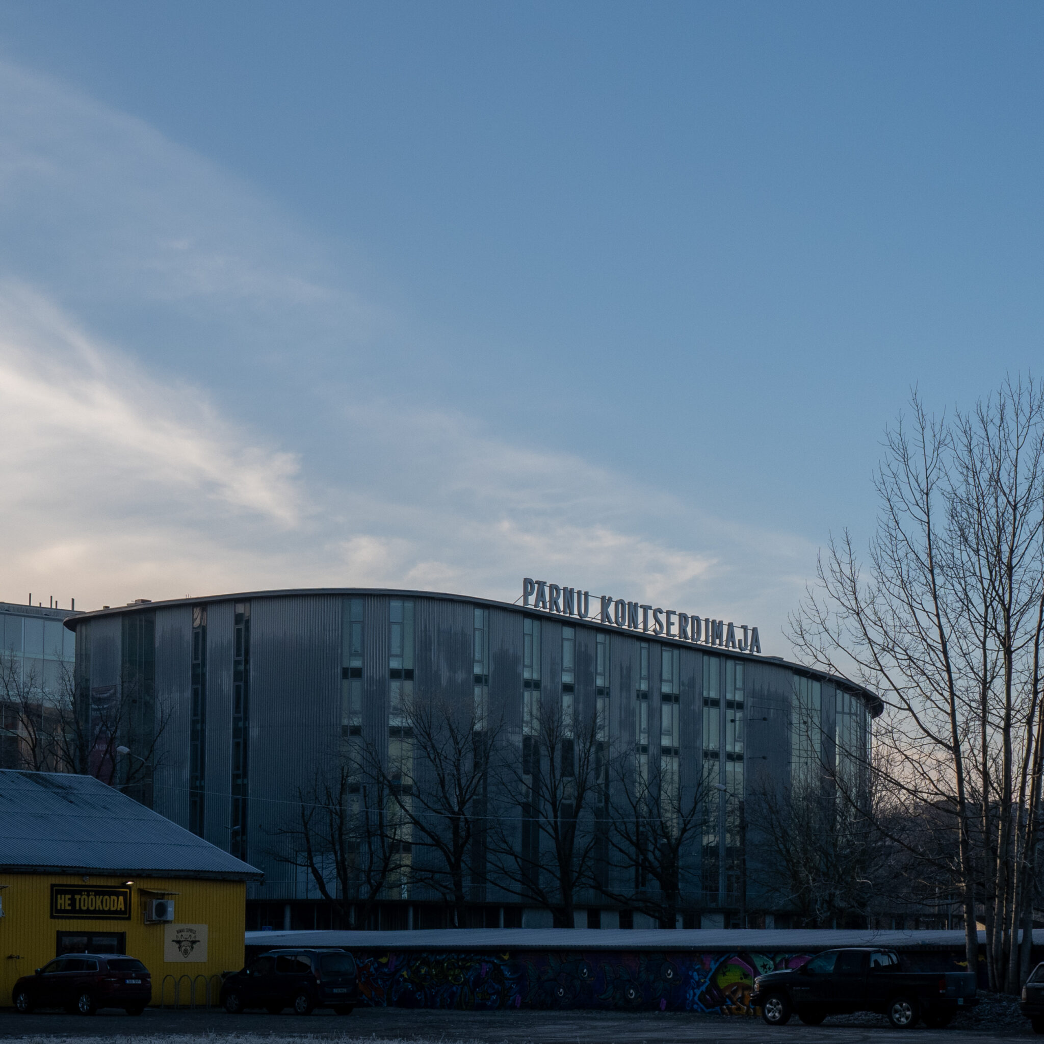 Pärnu Kontserdimaja sinise taeva taustal.