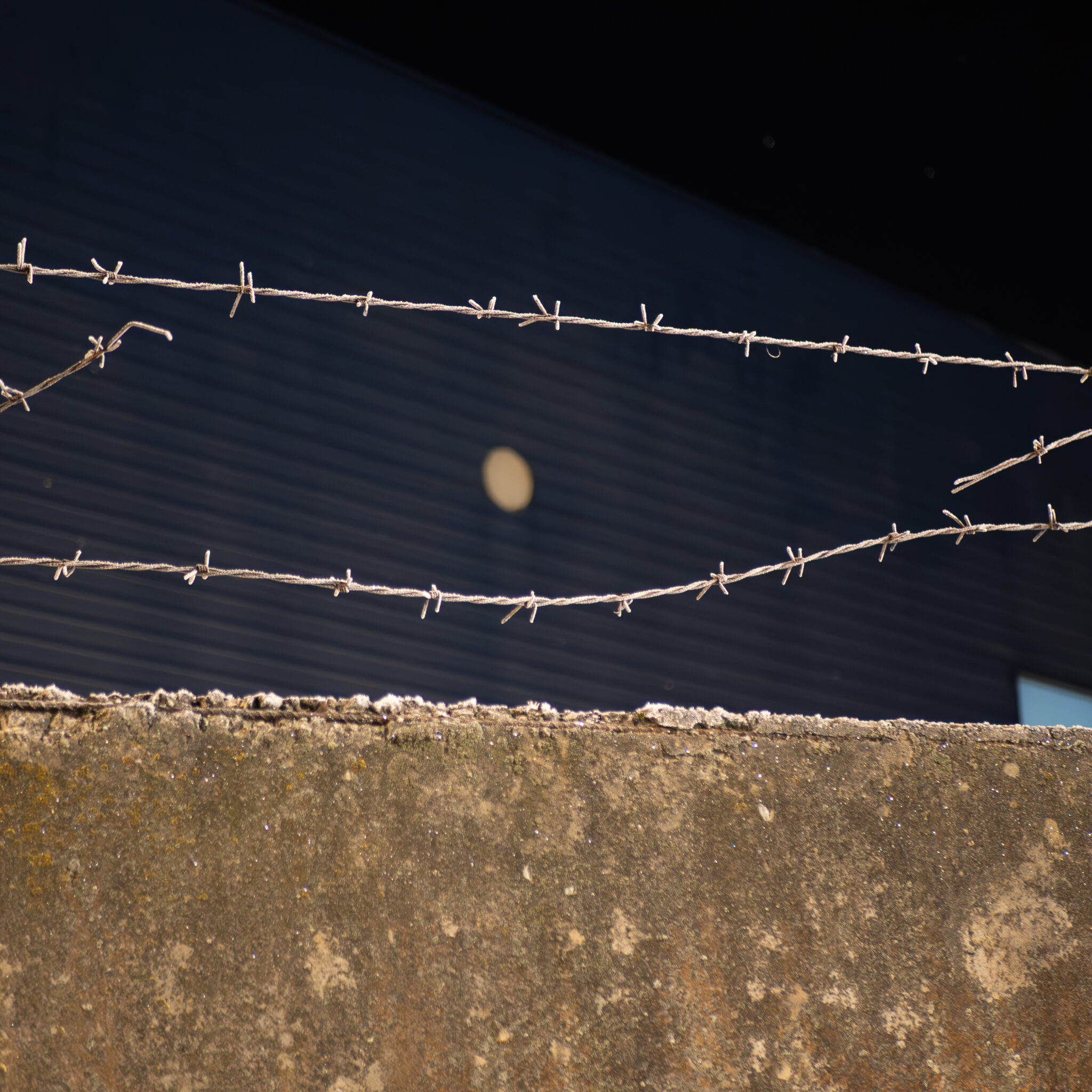 Okastraataed hoonega taustal.