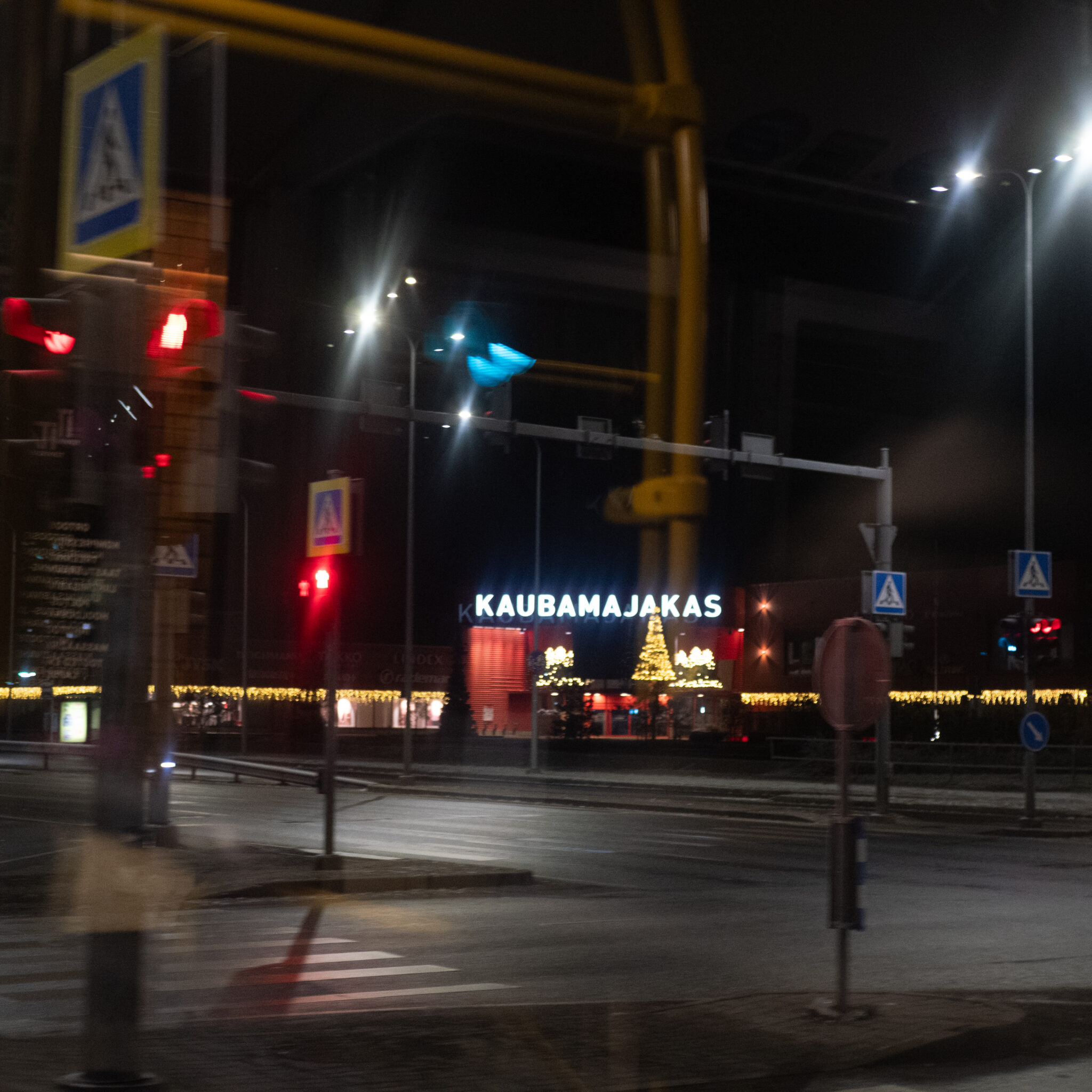 Kaubamajakas öösel pidulike tuledega.