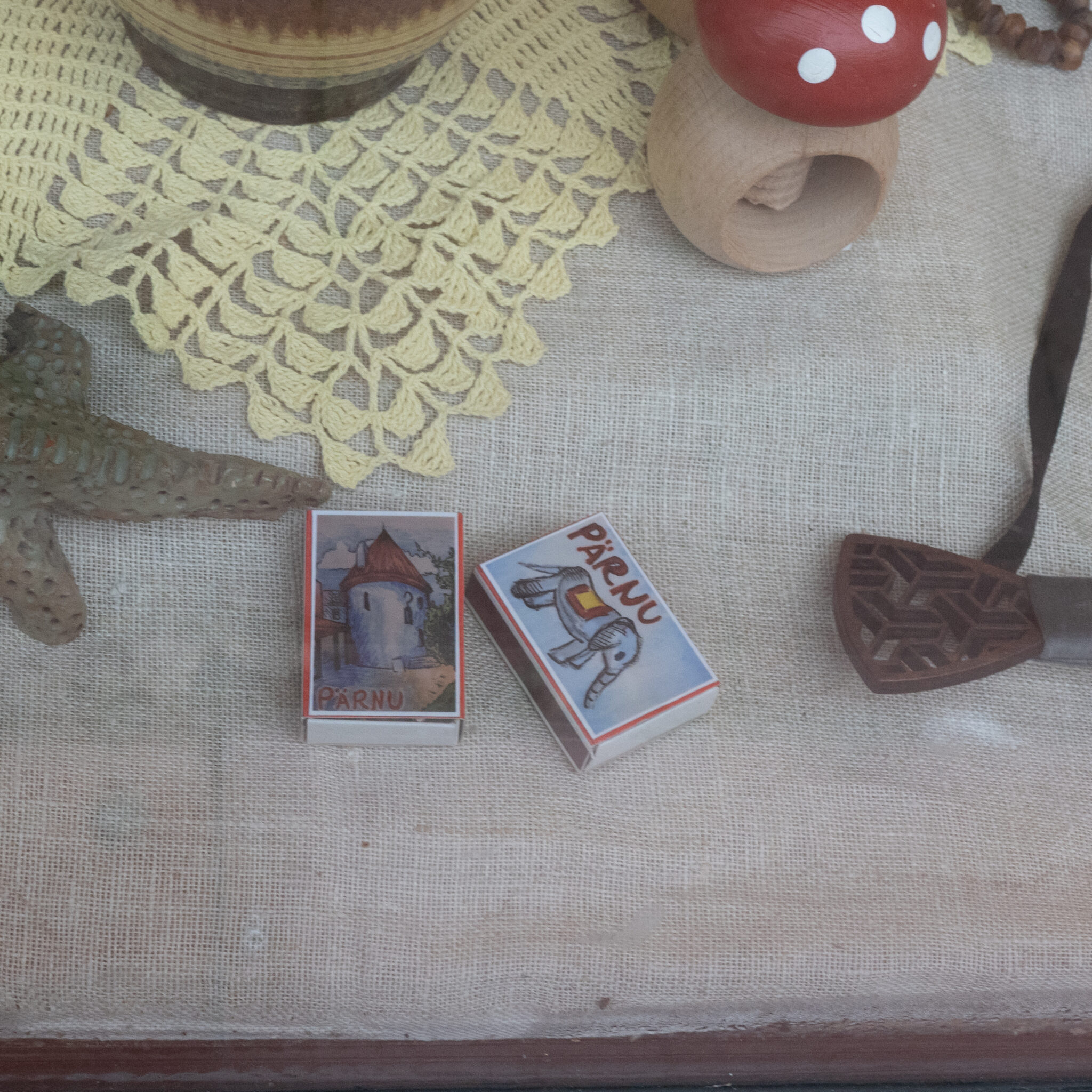 Tikutoosid ja heegeldatud linik laual.