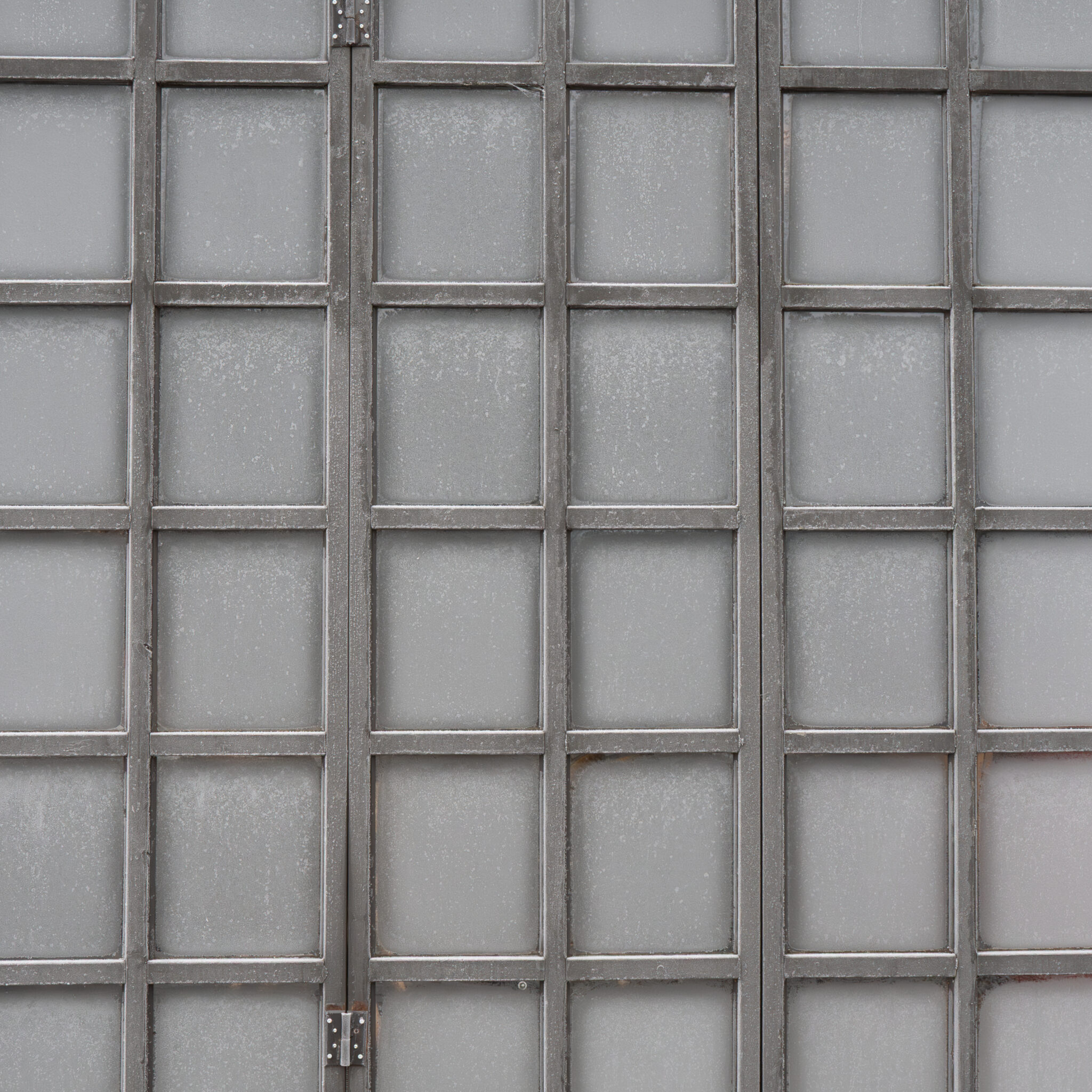 Metallvõre härmas klaaspaneelidega.