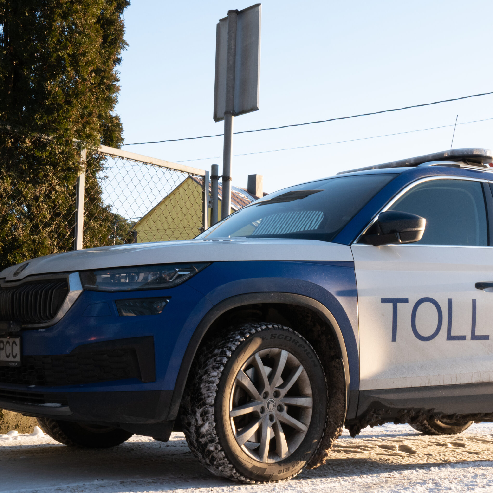 Soome tollipolitsei auto lumiste rehvidega.