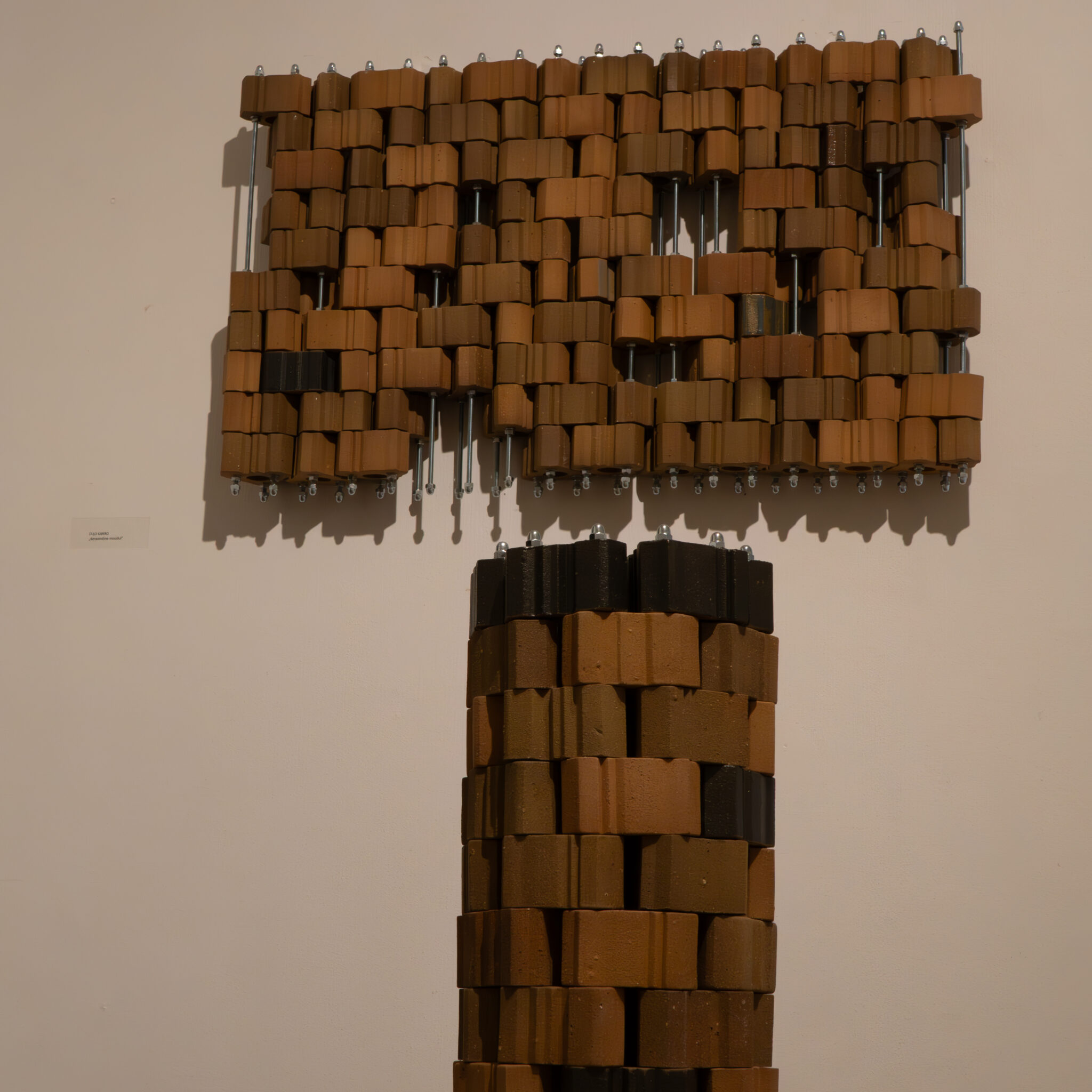 Tellisseinast skulptuur musta ja pruuni mustriga.