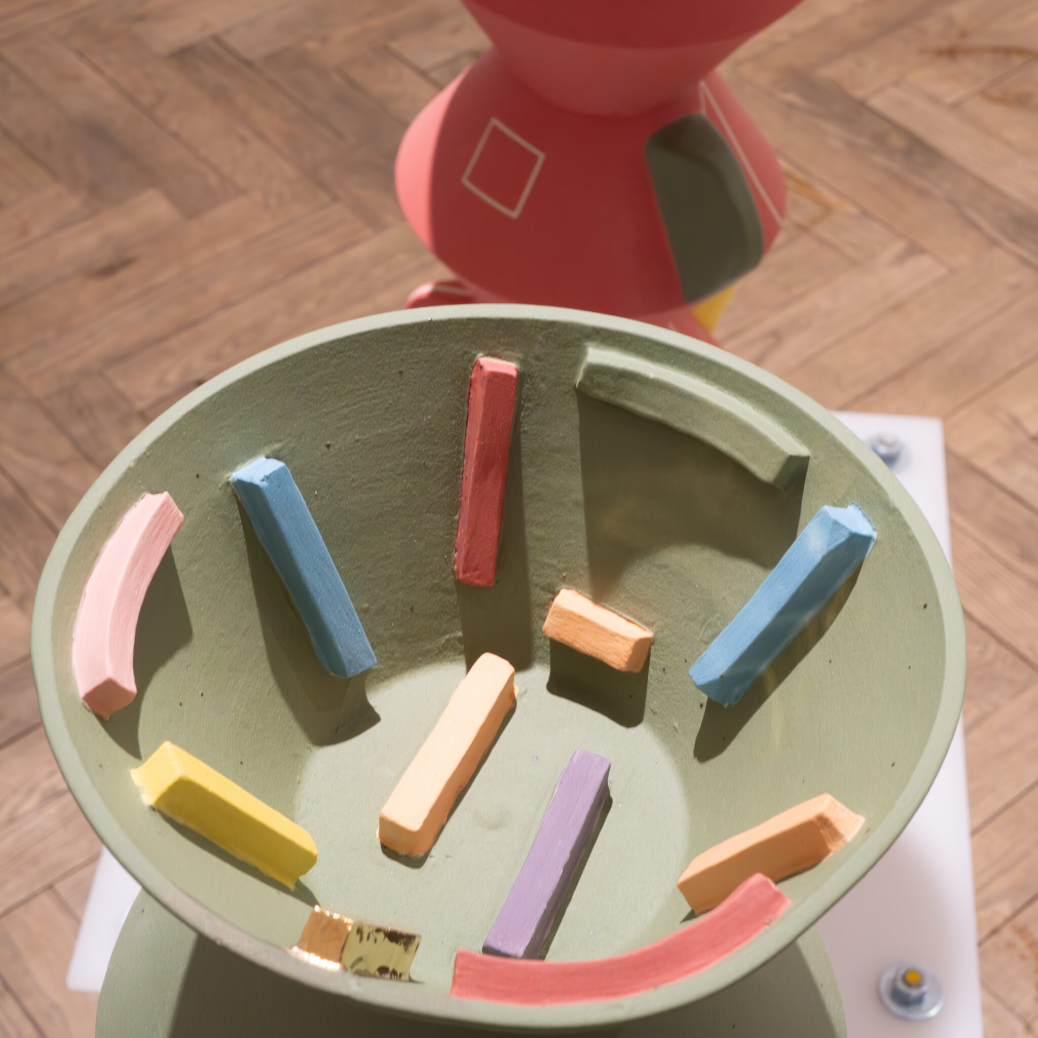 Värviline abstraktne skulptuur geomeetriliste vormide ja pastelsete toonidega.