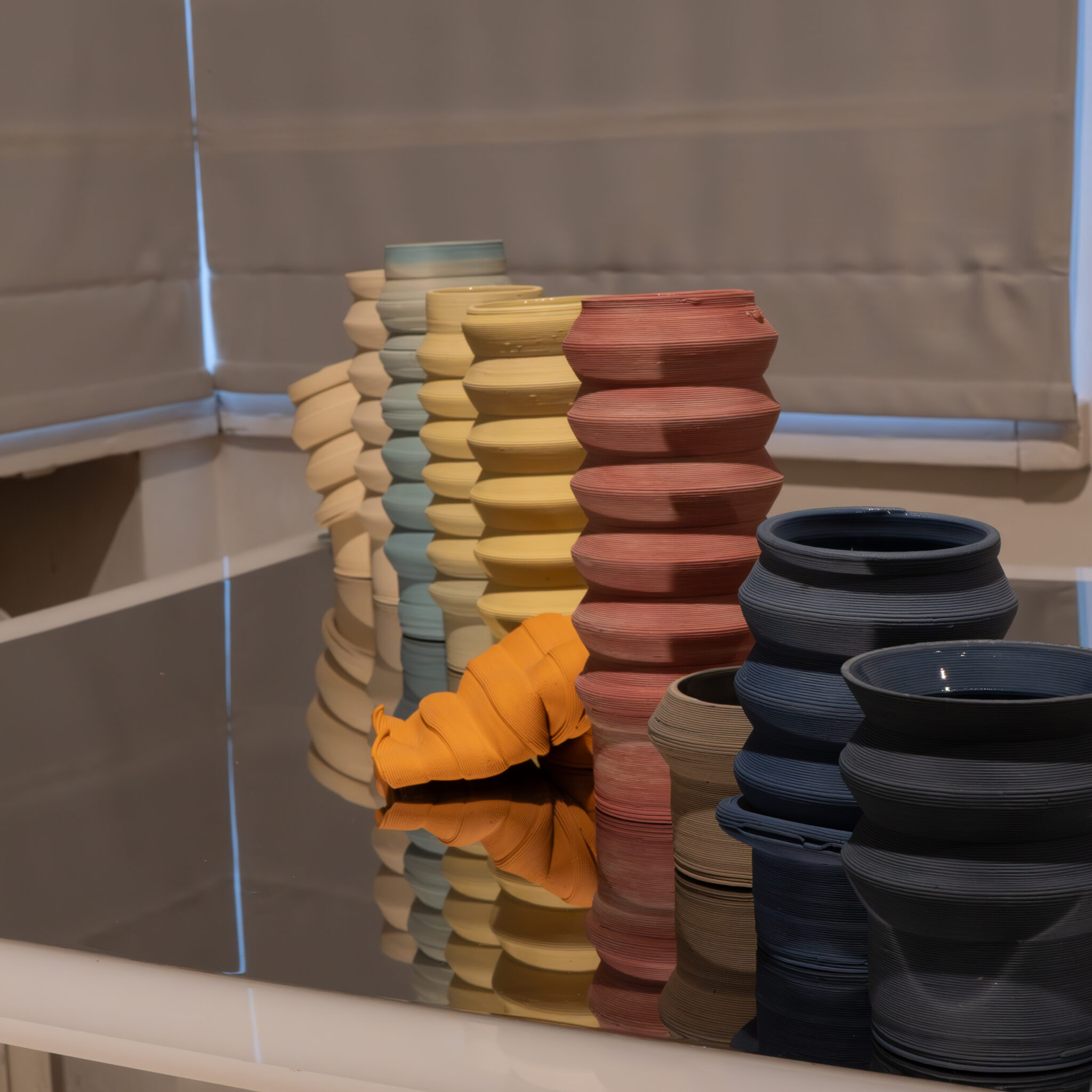 Värviline keraamiliste vaaside kompositsioon peegeldaval pinnal.